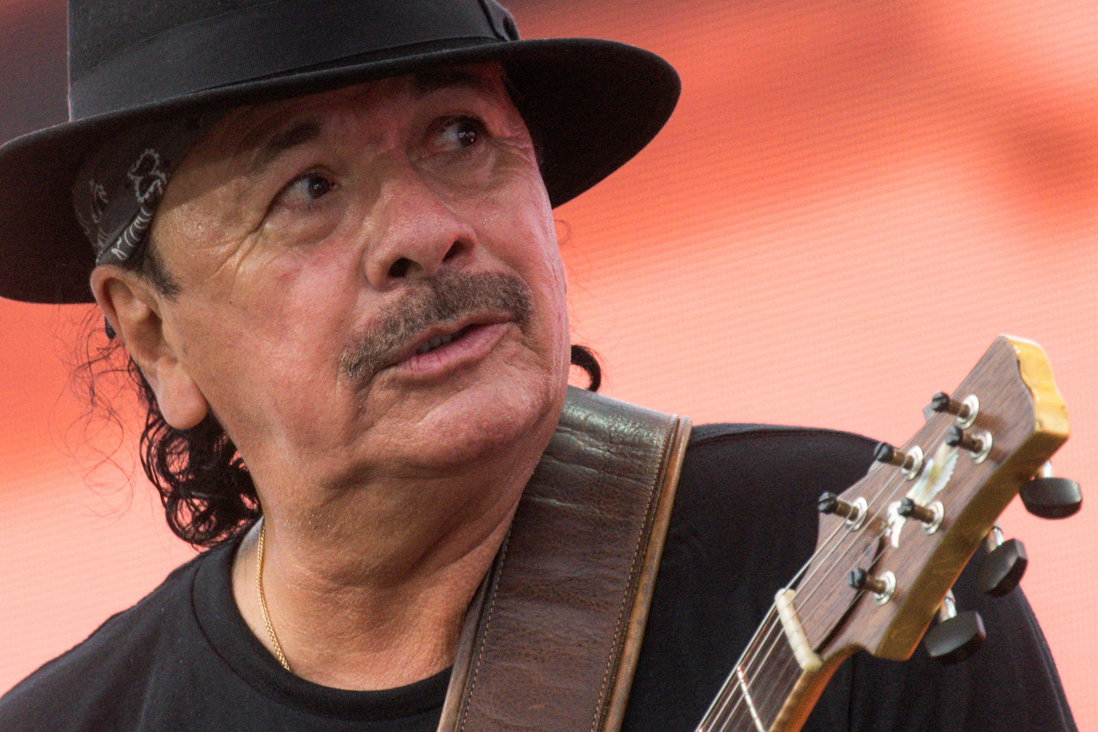 Guitarist Carlos Santana Passes Out On Stage During U S Concert Reuters