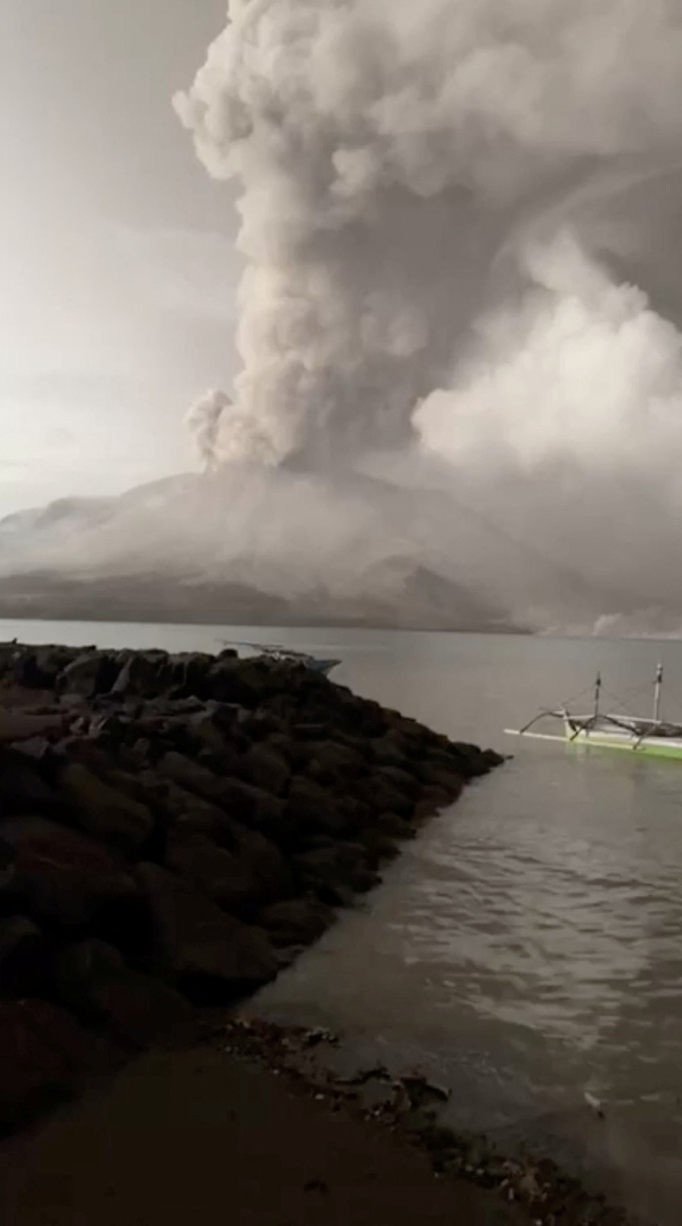 Indonesia S Ruang Volcano Erupts More Than People Evacuated