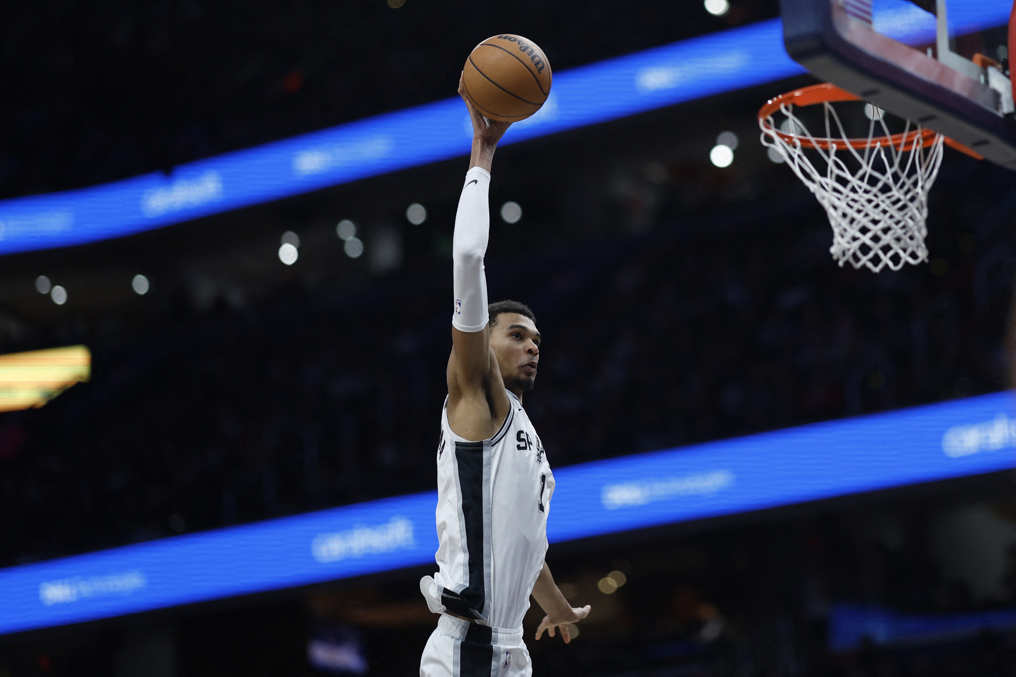 Spurs Erase Late Point Deficit To Top Wizards Reuters