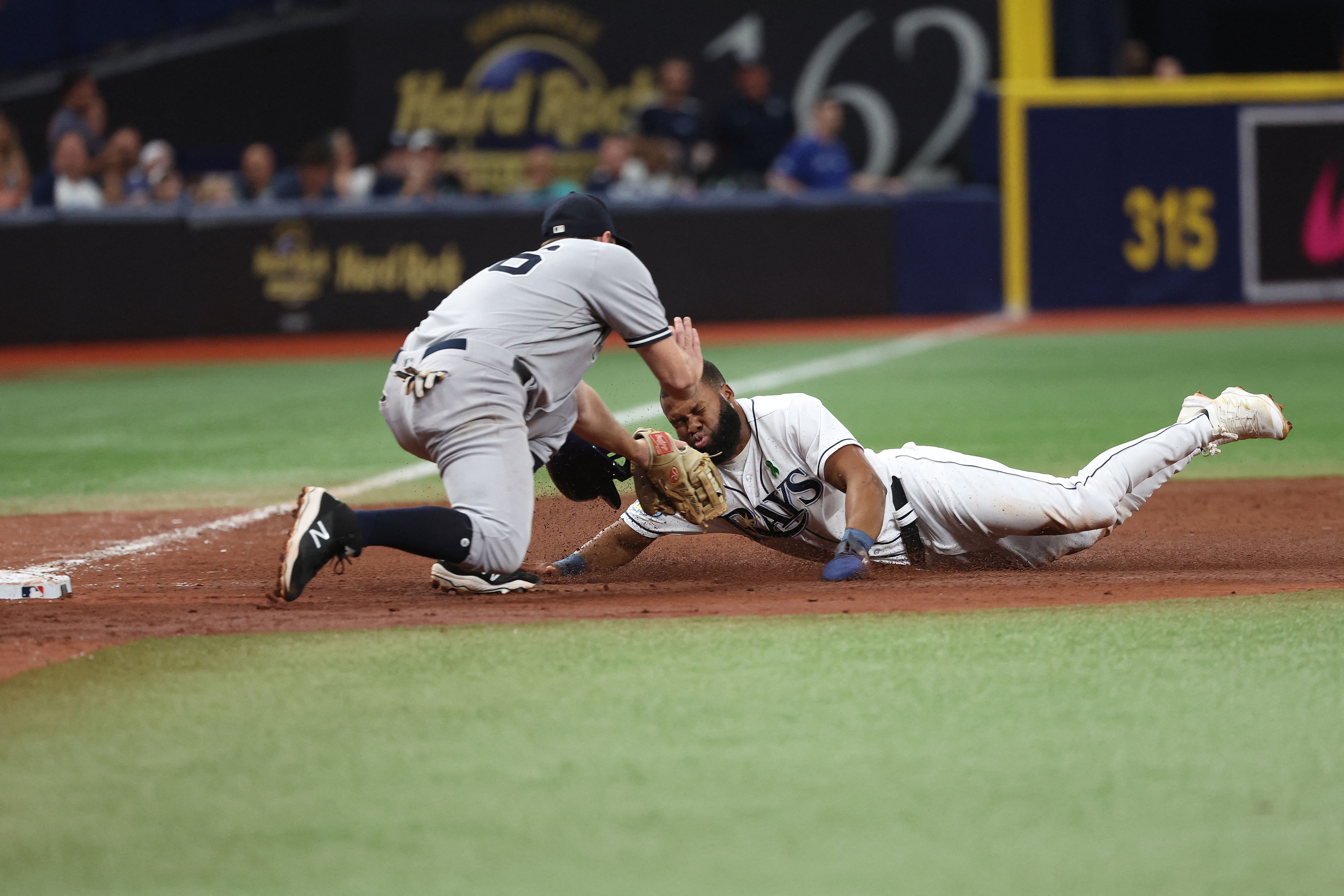 Yankees score 3 runs in 8th inning to end Rays' win streak