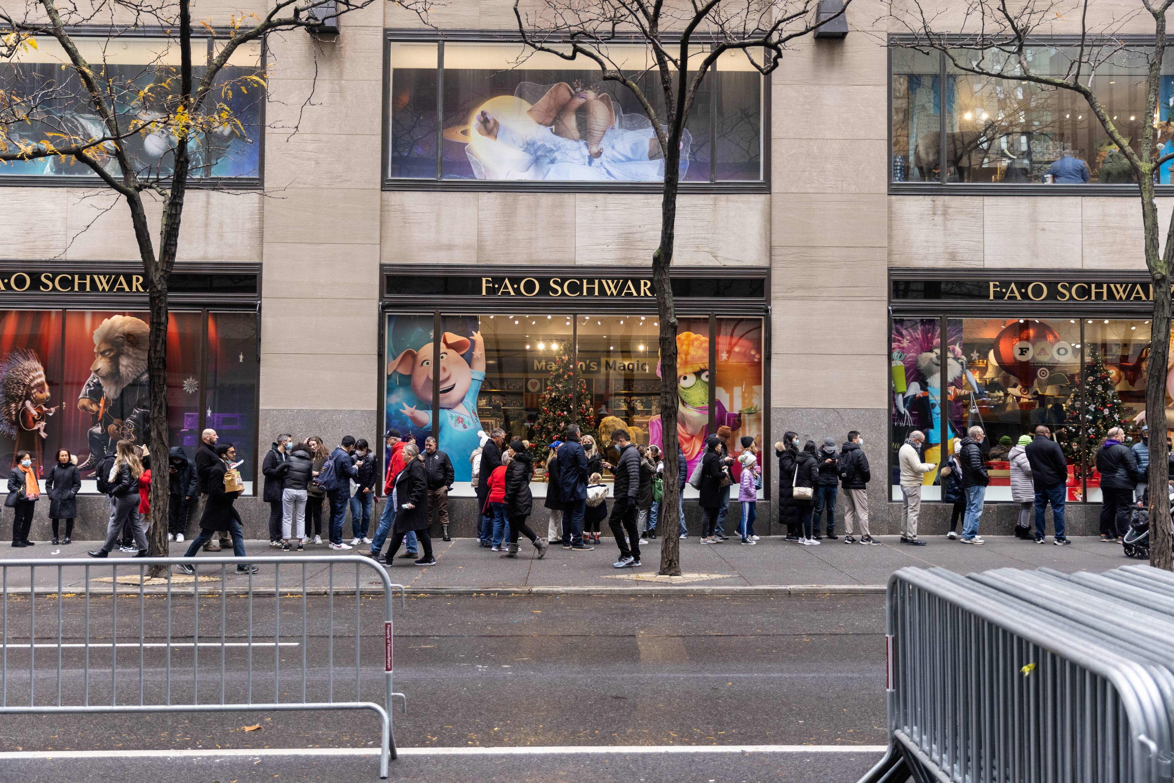 Shoppers wait in line to enter a the FAO Schwarz toy store during Black Friday sales in the Manhattan borough of New York City, New York, U.S., November 26, 2021. REUTERS/Jeenah Moon