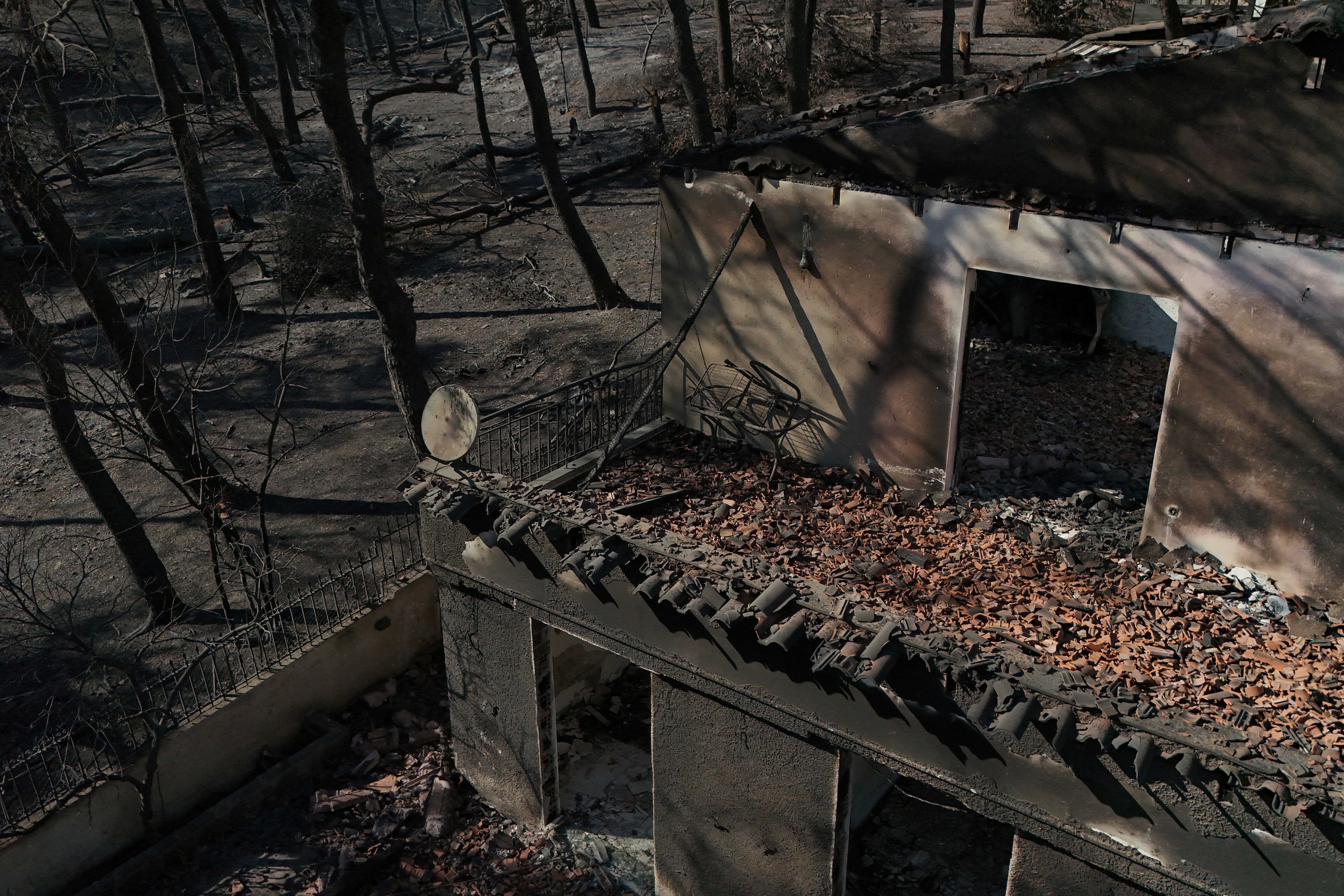 燃える樹 Aerial photos show devastation of Europe's wildfires from above