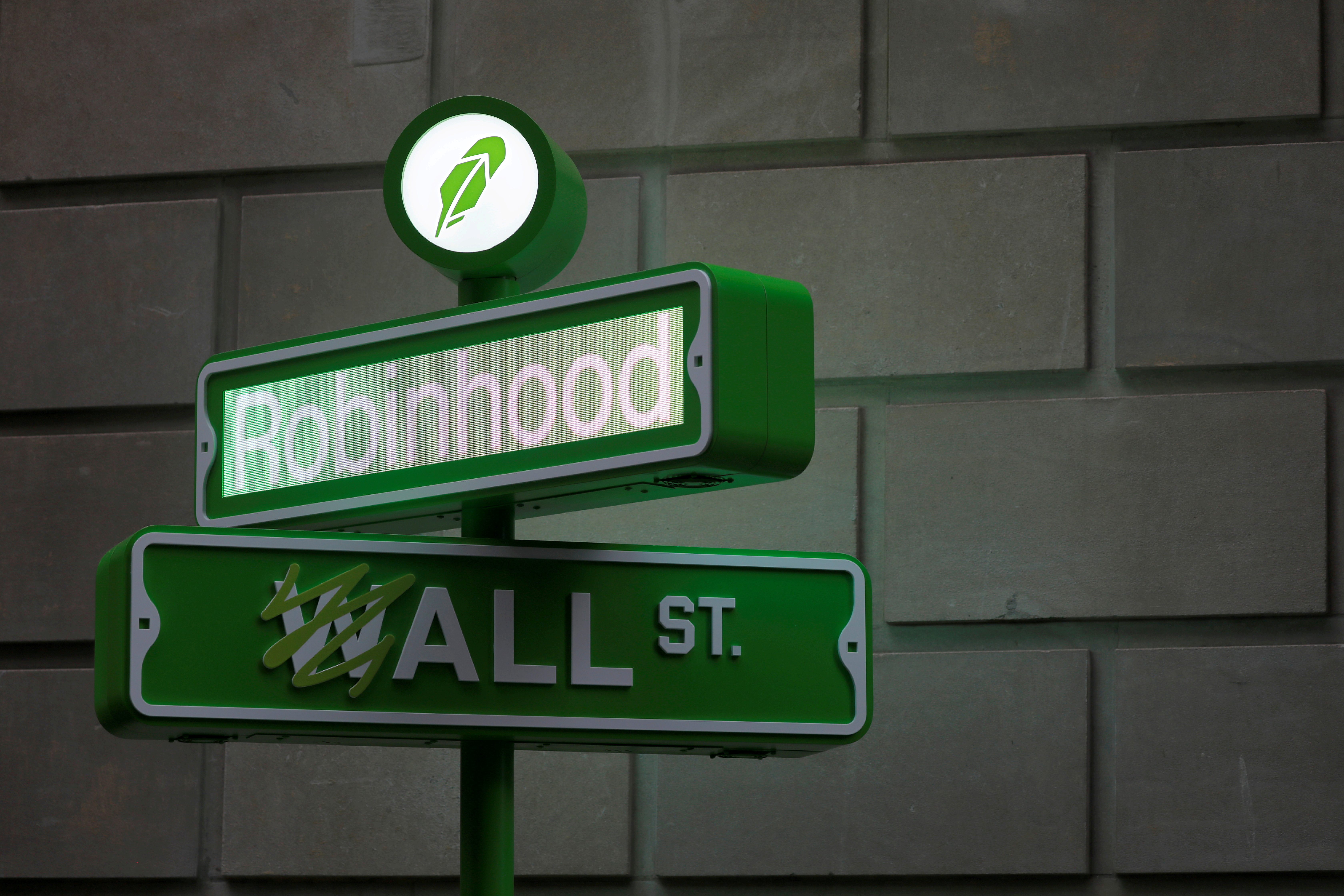 The logo of Robinhood Markets, Inc. is seen at a pop-up event on Wall Street after the company's IPO in New York City, U.S., July 29, 2021.  REUTERS/Andrew Kelly/File Photo/File Photo