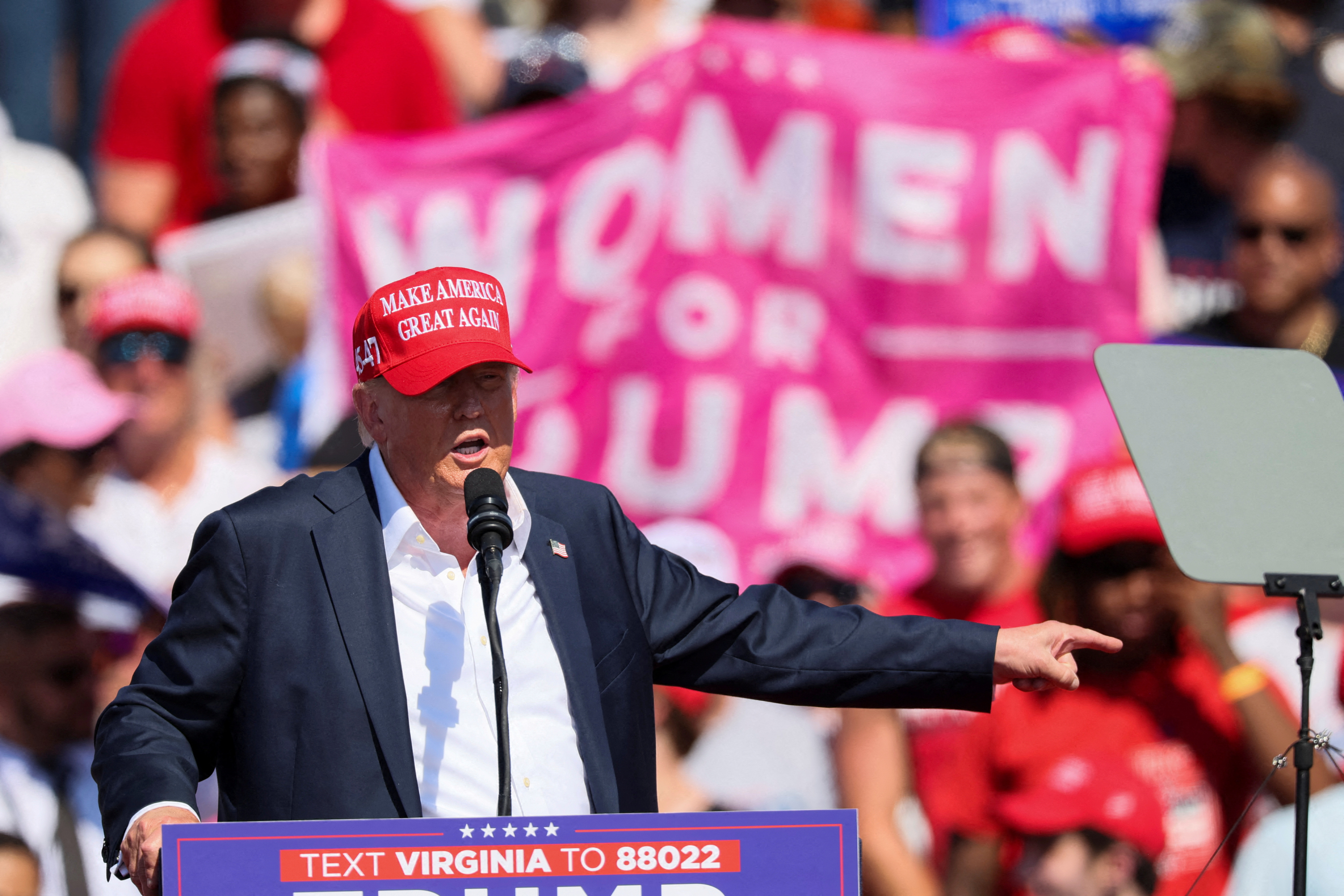 O ex-presidente dos EUA e candidato presidencial republicano Donald Trump realiza um evento de campanha em Chesapeake