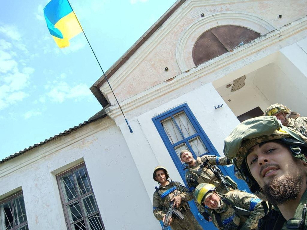 Russia gives up key northeast towns as Ukrainian forces advance | Reuters