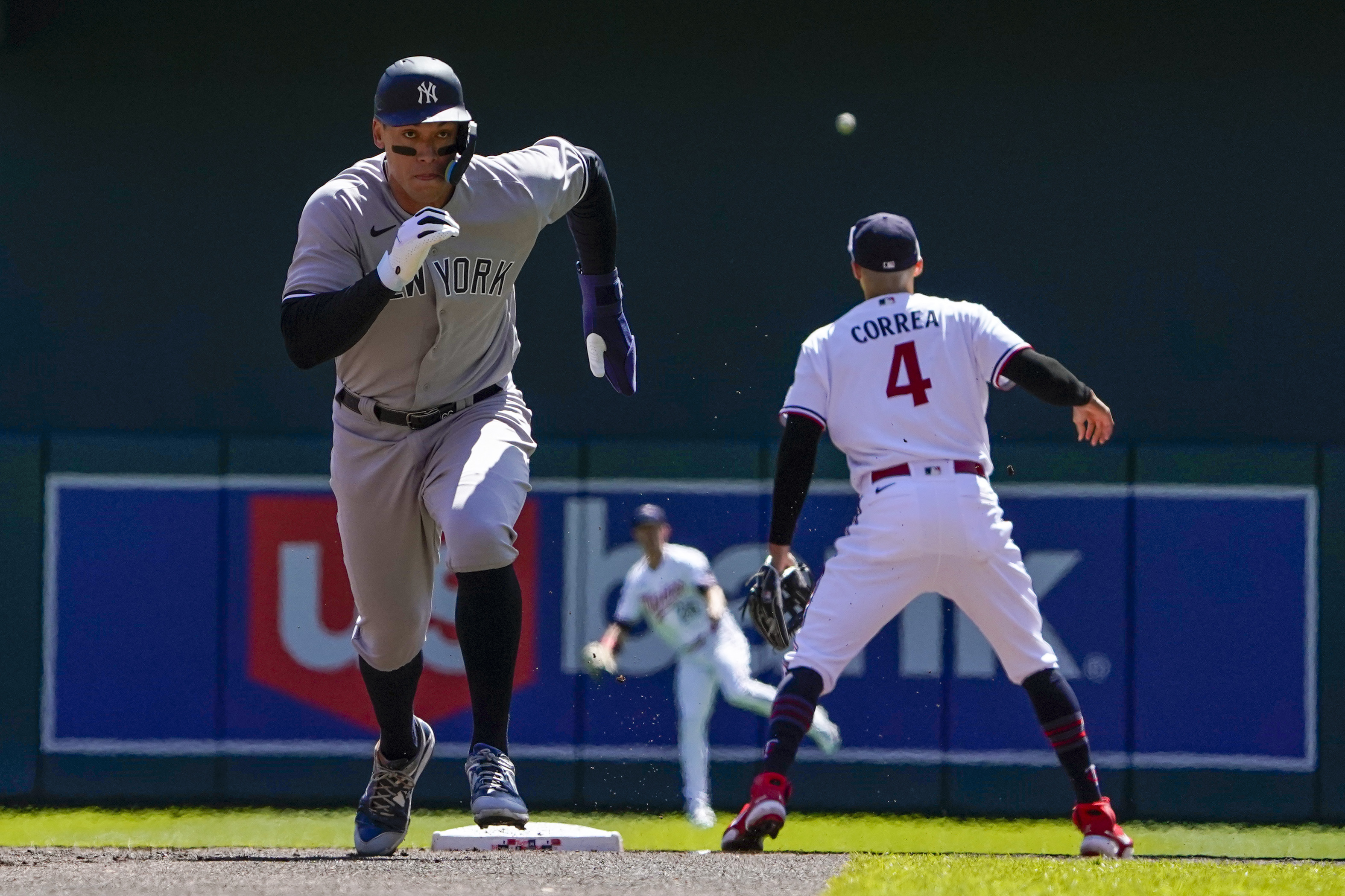 Walker's slam lifts Pittsburgh past Chicago Cubs at Wrigley