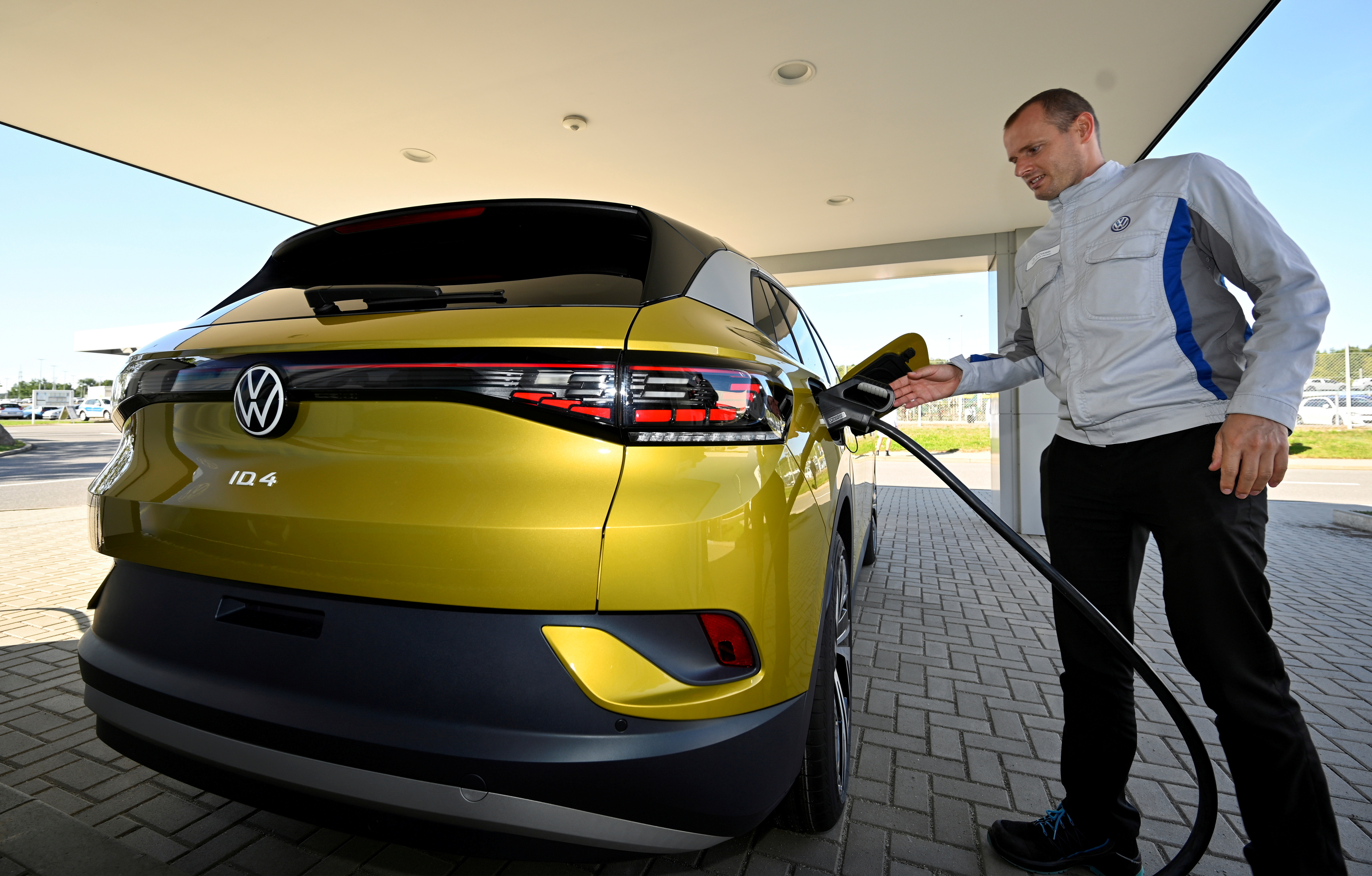 An employee presents the new electric Volkswagen model ID.4 during a media show in Zwickau, Germany, September 18, 2020. REUTERS/Matthias Rietschel/File Photo