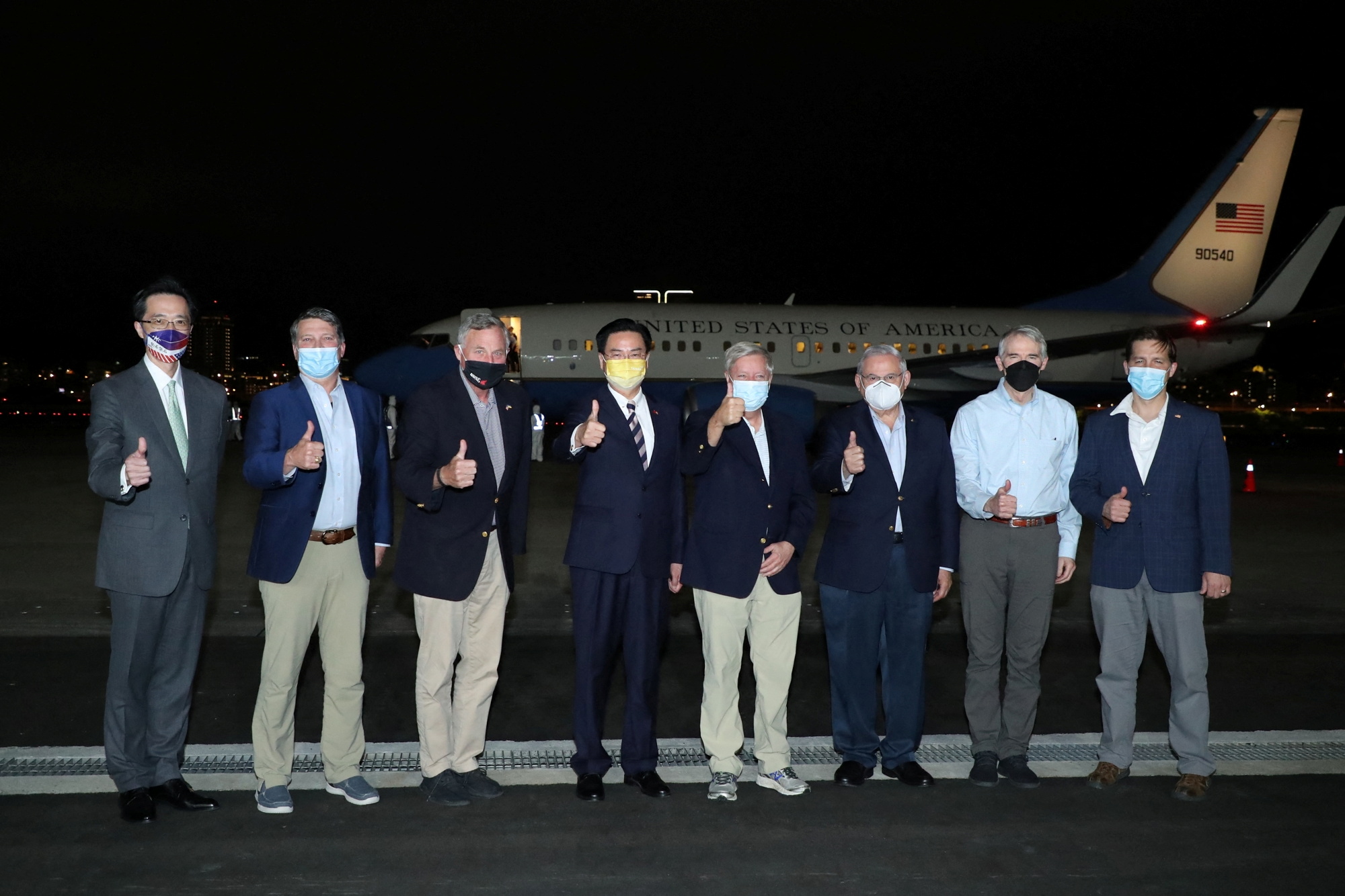 Former U.S. officials arrive in Taipei