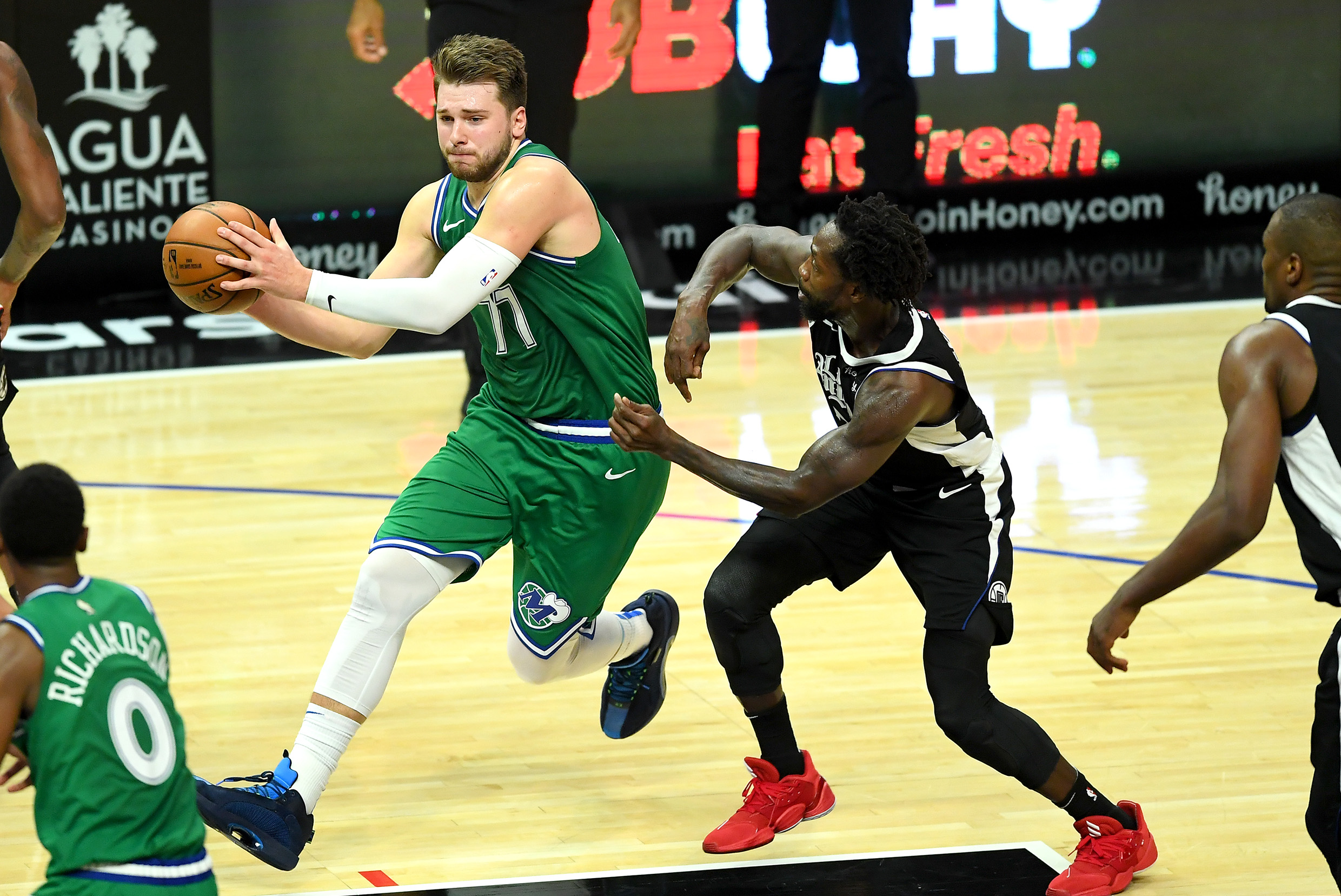 Video: Gordon Hayward breaks leg (GRAPHIC) – Metro US