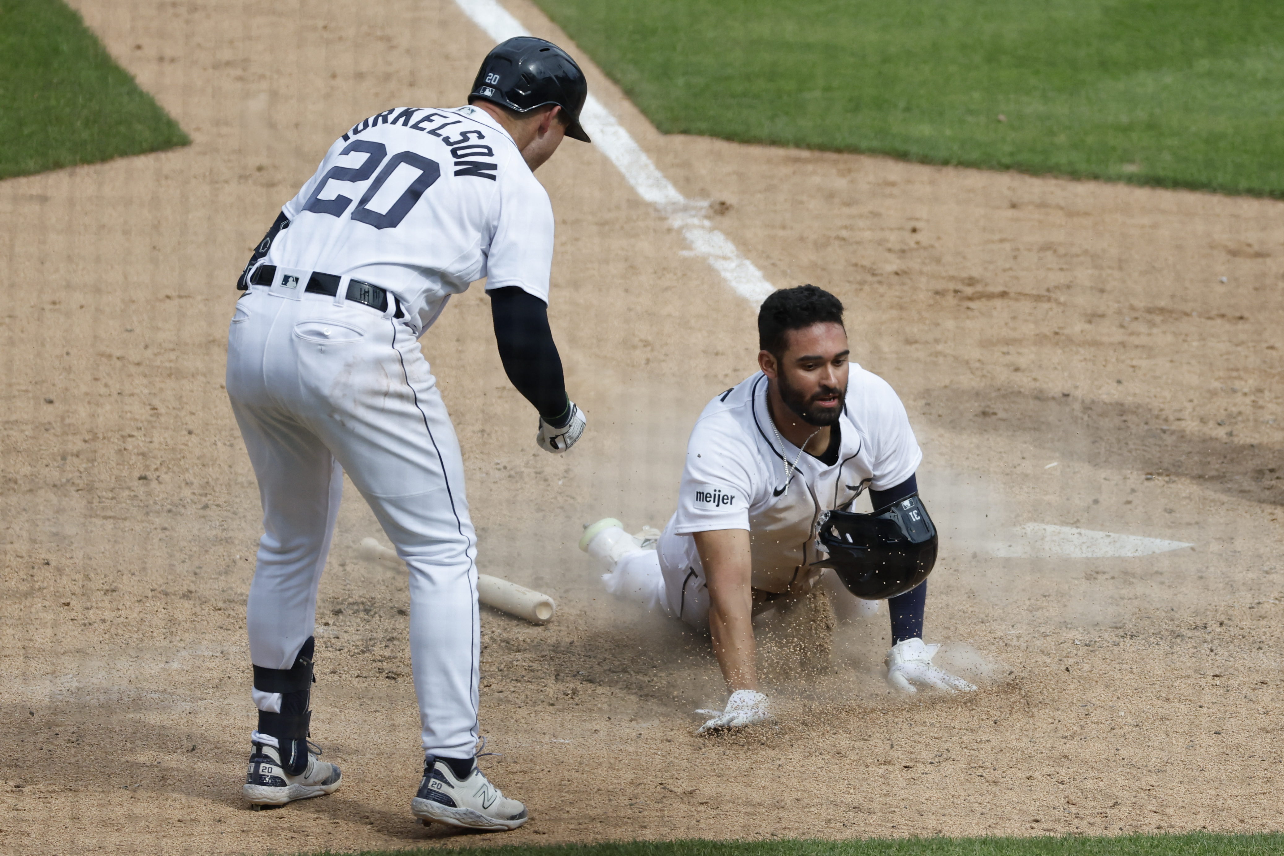 Tigers rally in 9th, 10th to beat White Sox