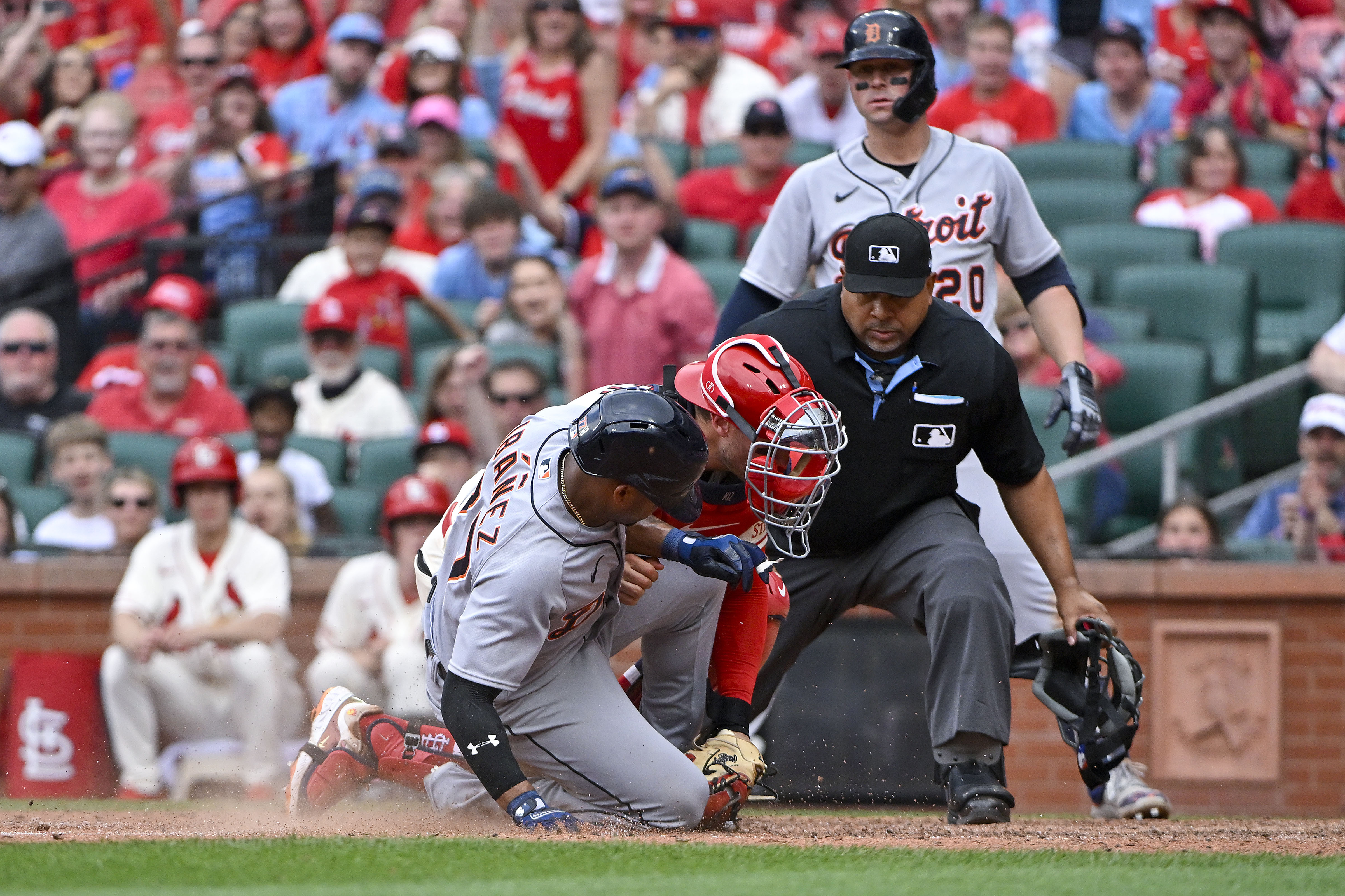 Tigers come back to beat Cardinals in 10 innings