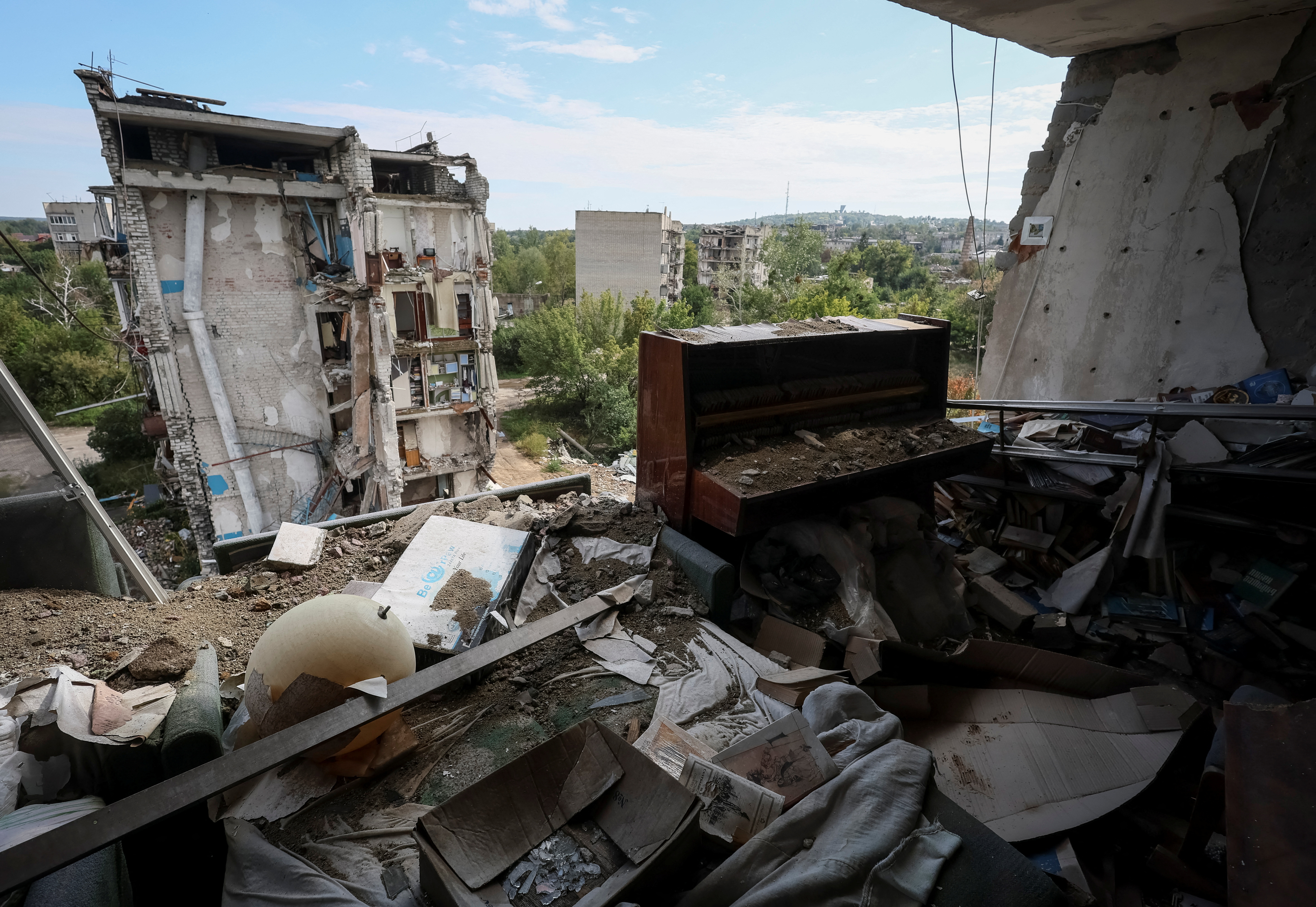 У місті Ізюм видно пошкоджений житловий будинок