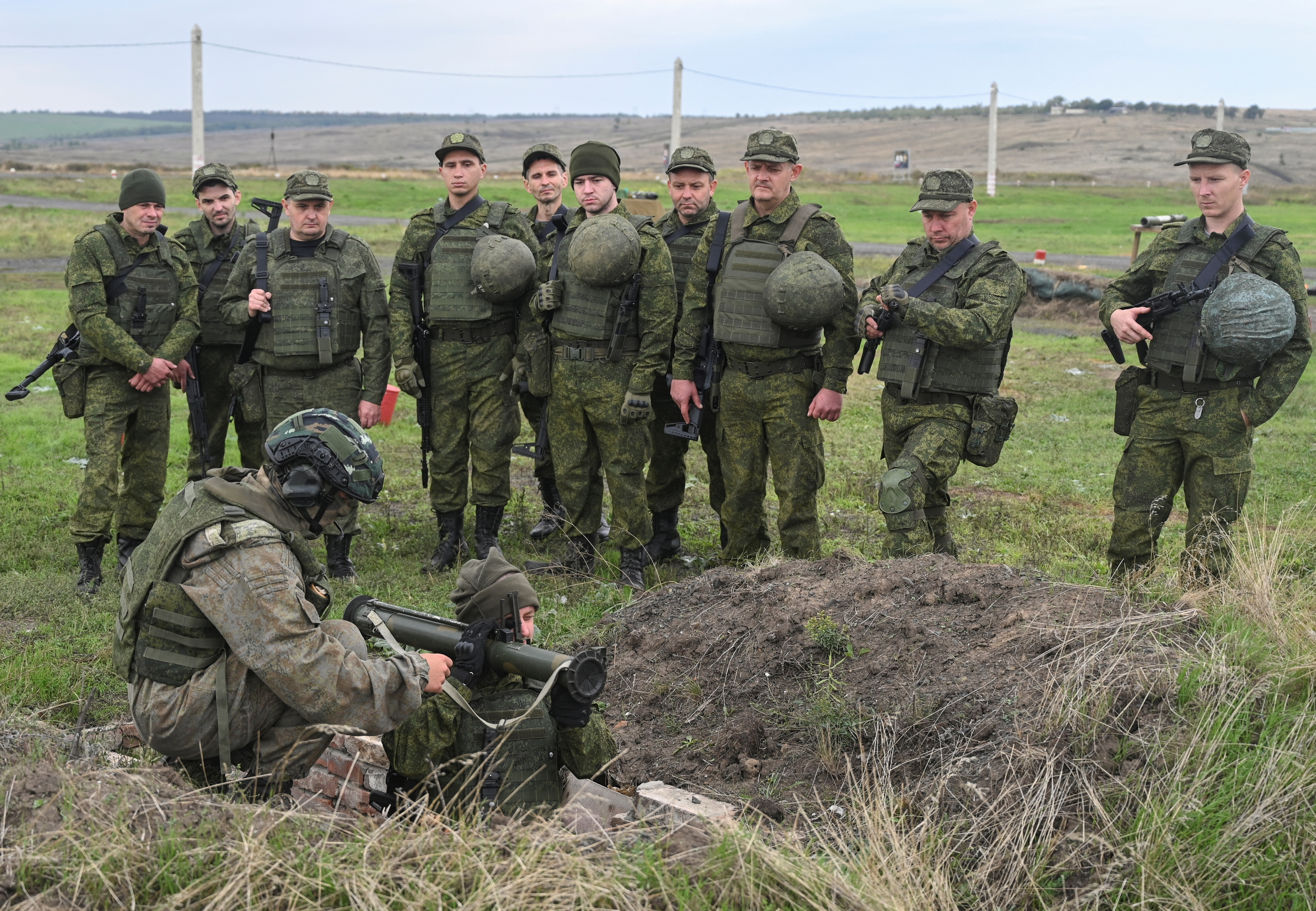 15 апреля мобилизация. Военная подготовка. Военный полигон. Солдаты на полигоне. Российские военные учения.