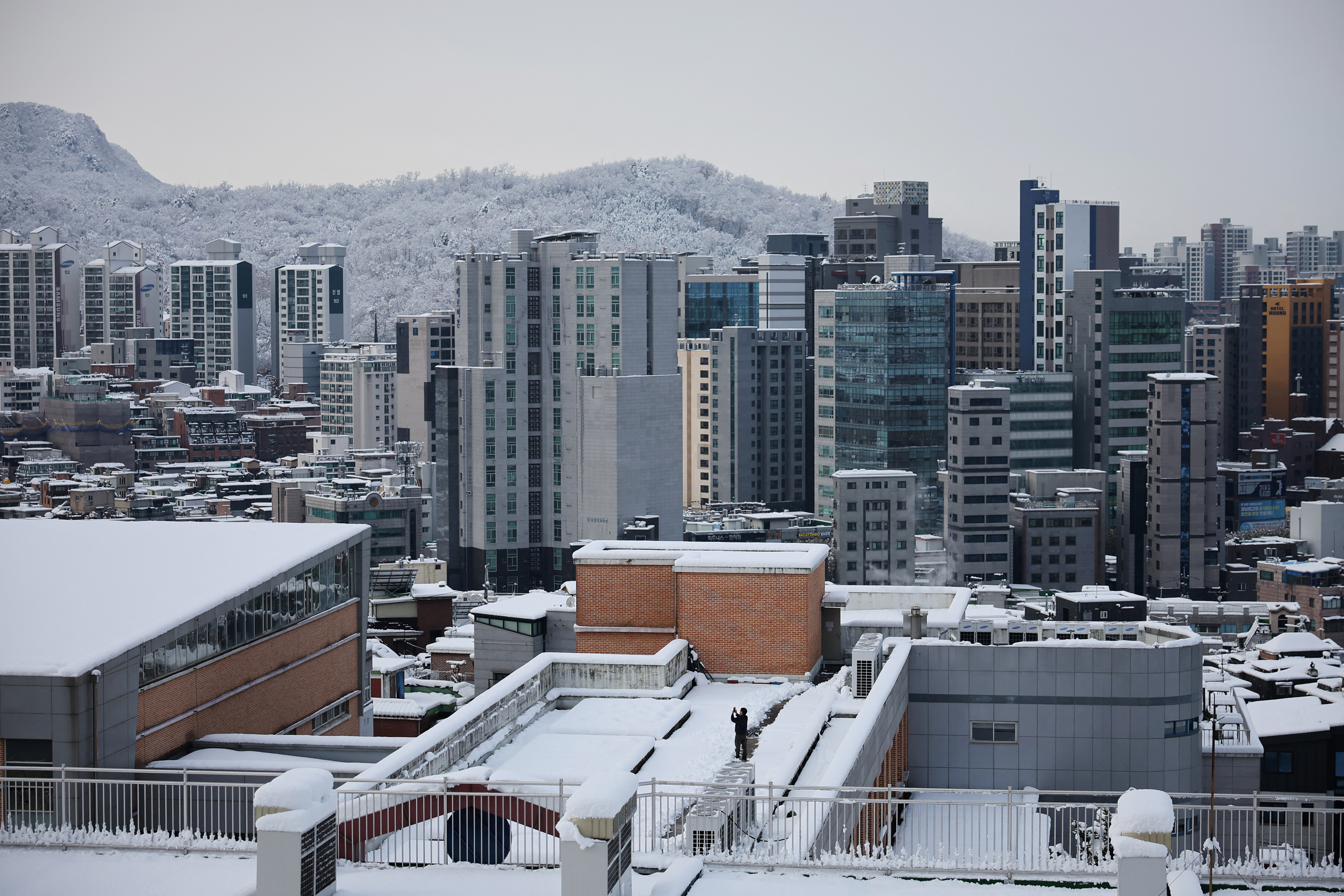 Seoul hit with heaviest November snowfall on record