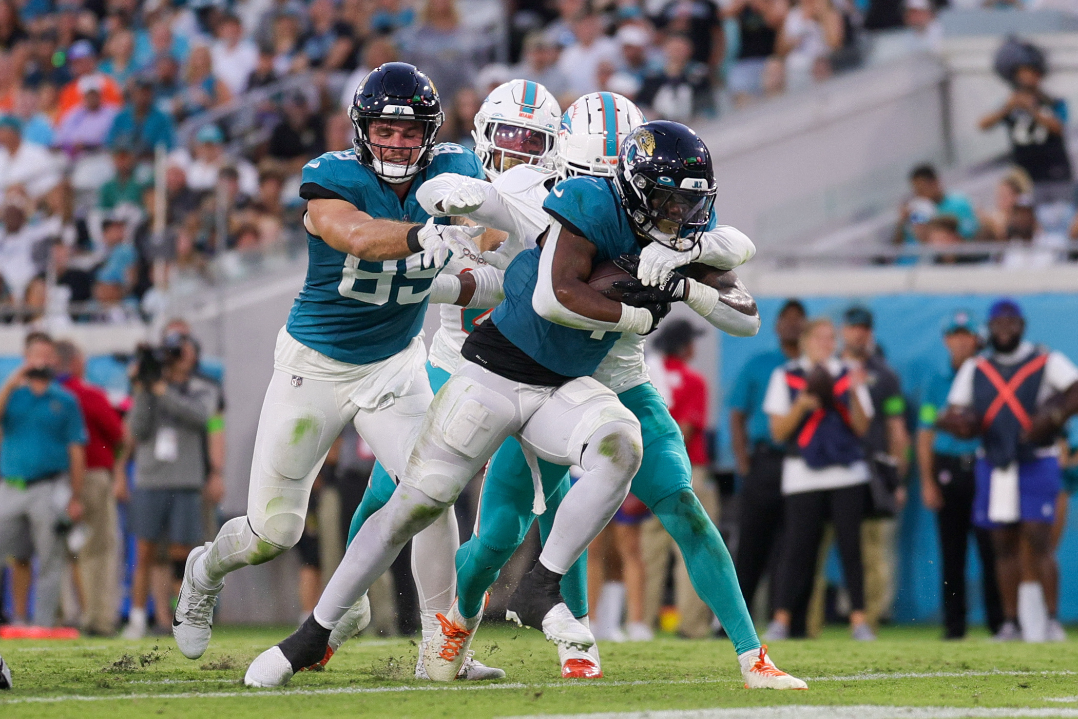 Jaguars lean on rushing attack to topple Dolphins