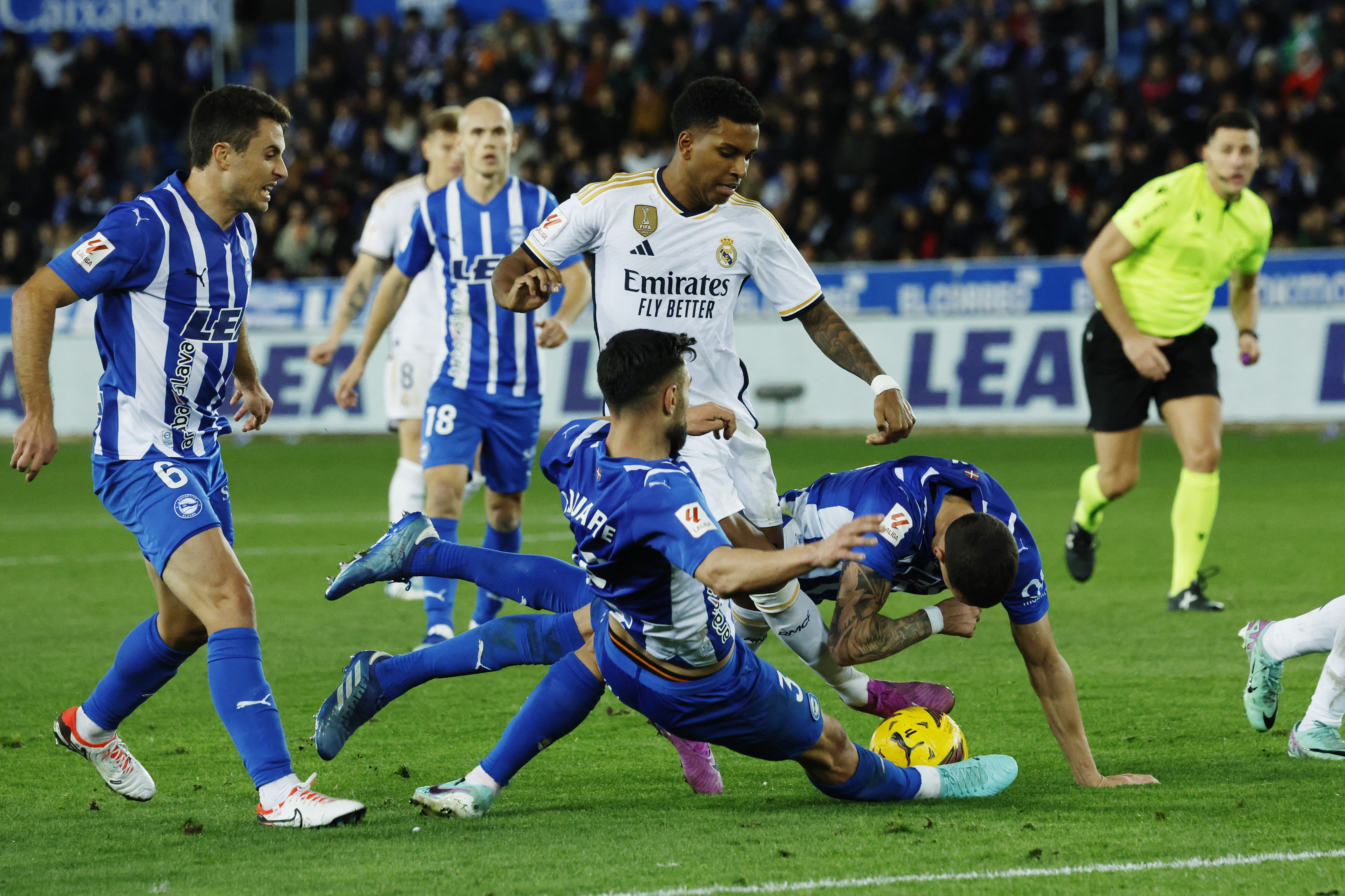 Ten-man Real Madrid score late to snatch victory at Alaves
