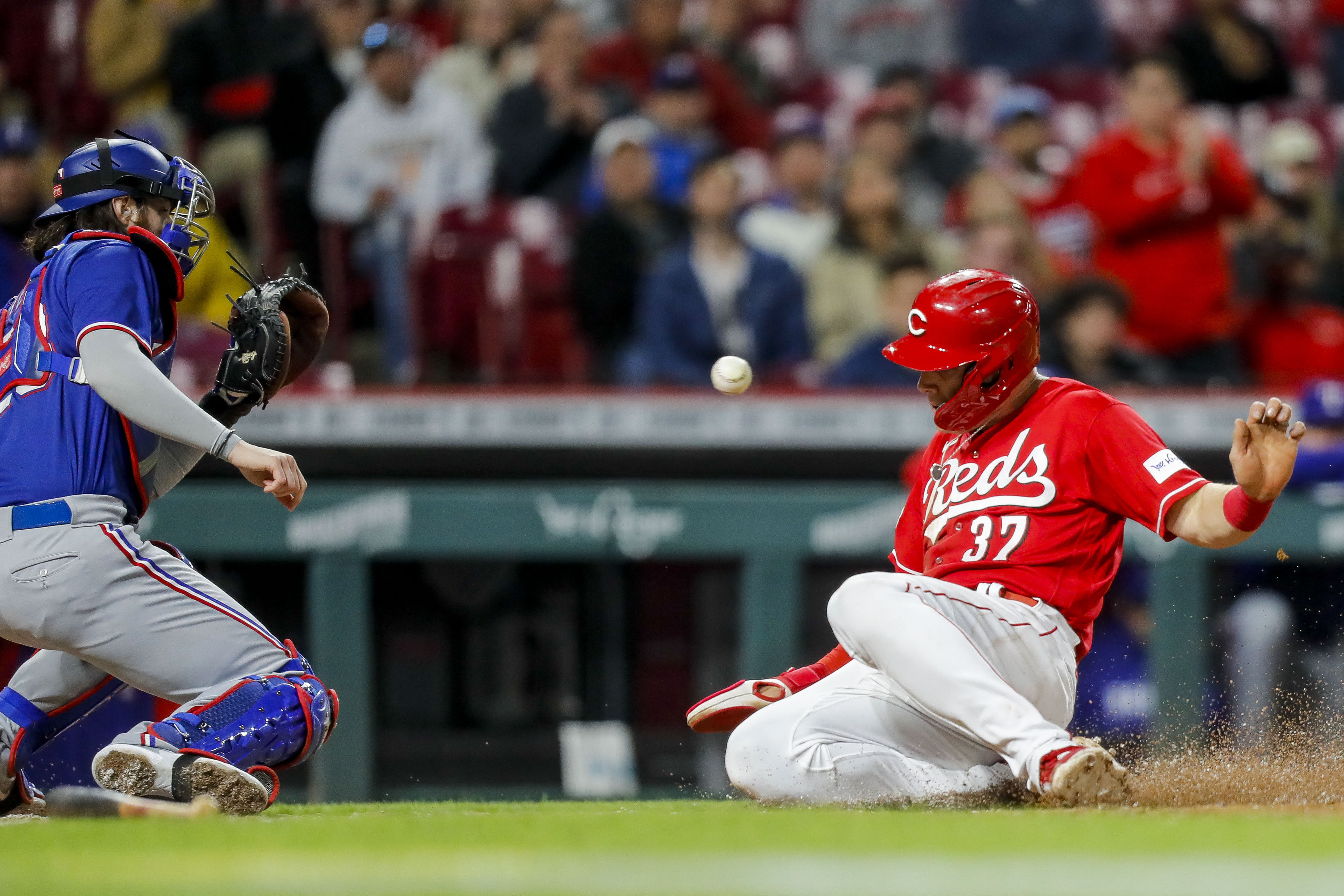 Six-run rally gives Reds comeback win over Rangers