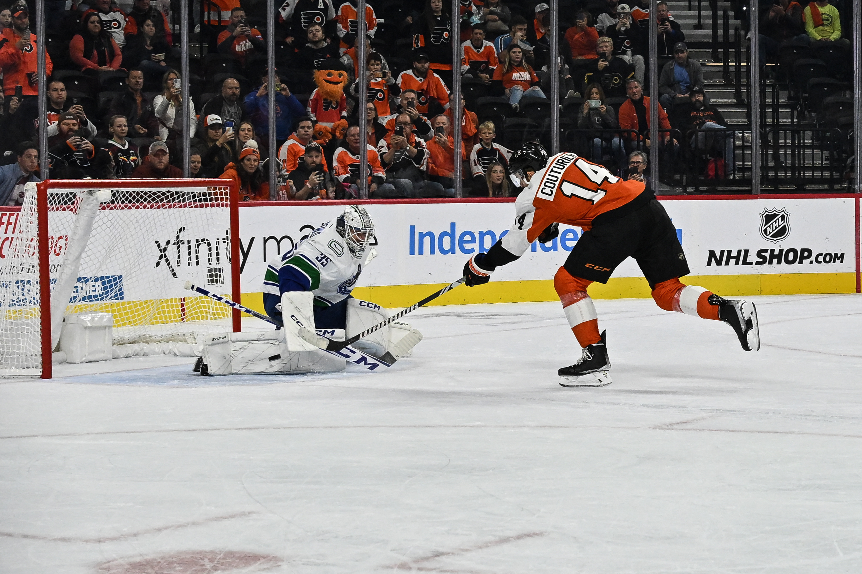 Sean Couturier scores as Flyers shut out Canucks