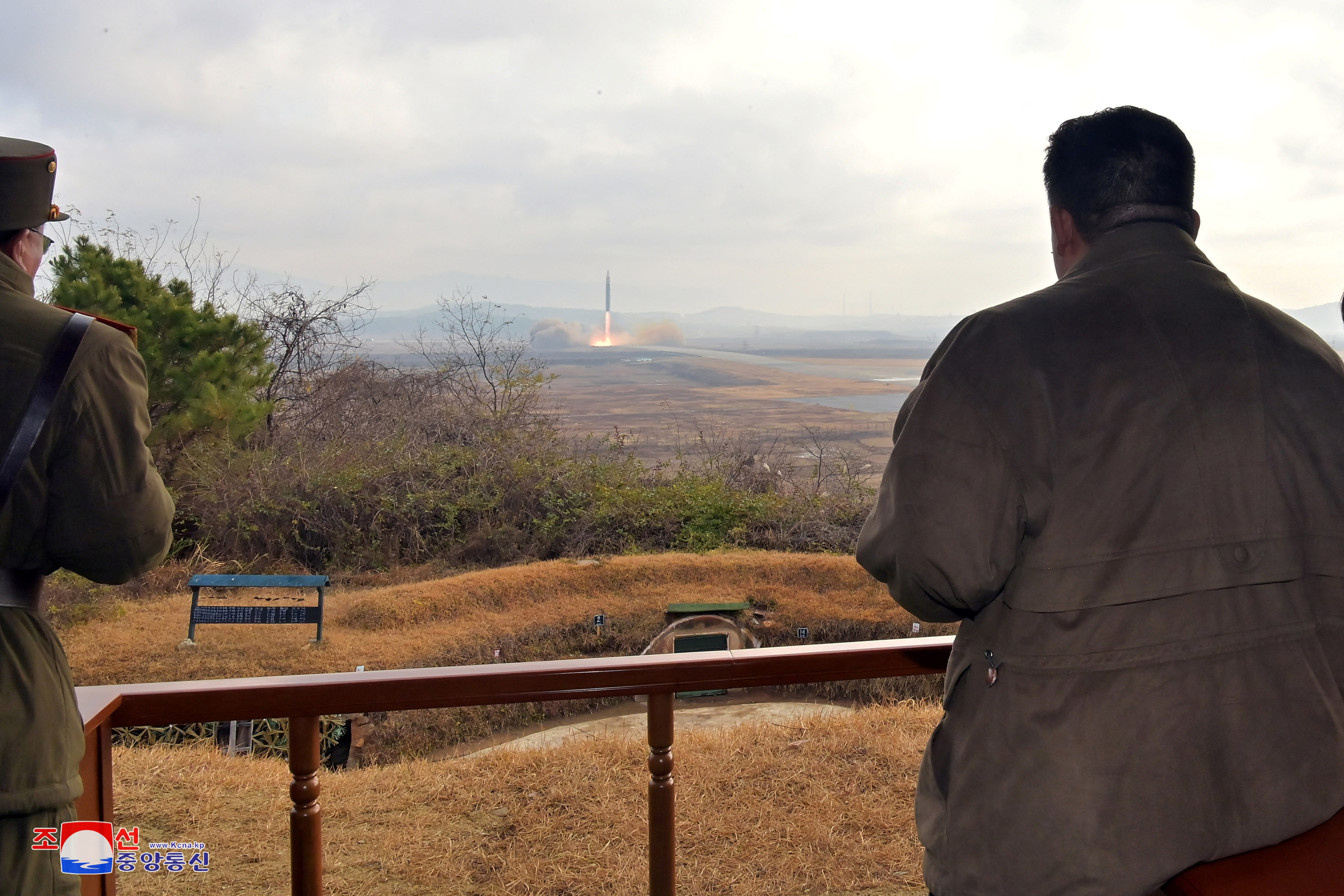 O líder norte-coreano Kim Jong Un inspeciona um ICBM