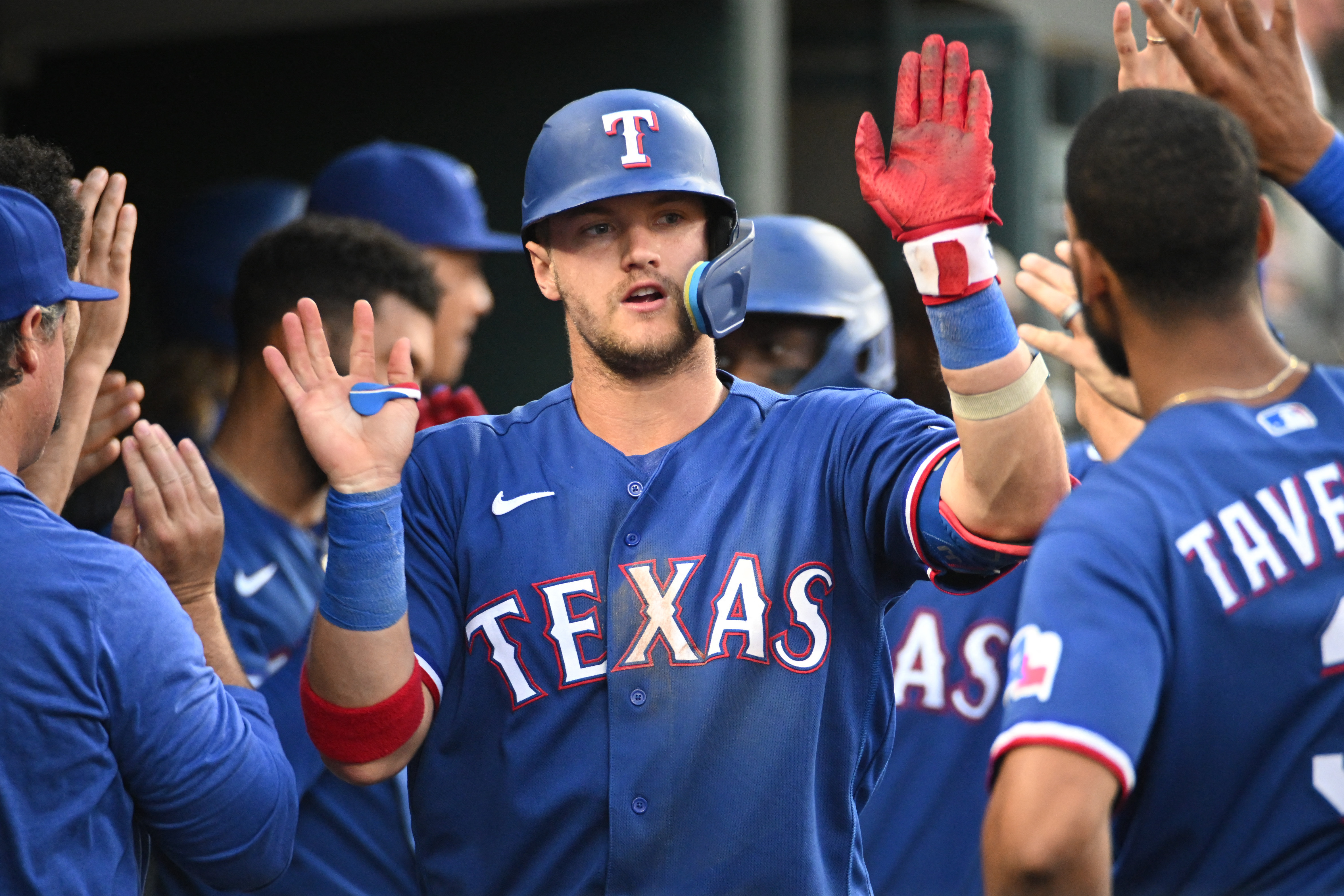 Rangers' offense pours it on in win over Tigers