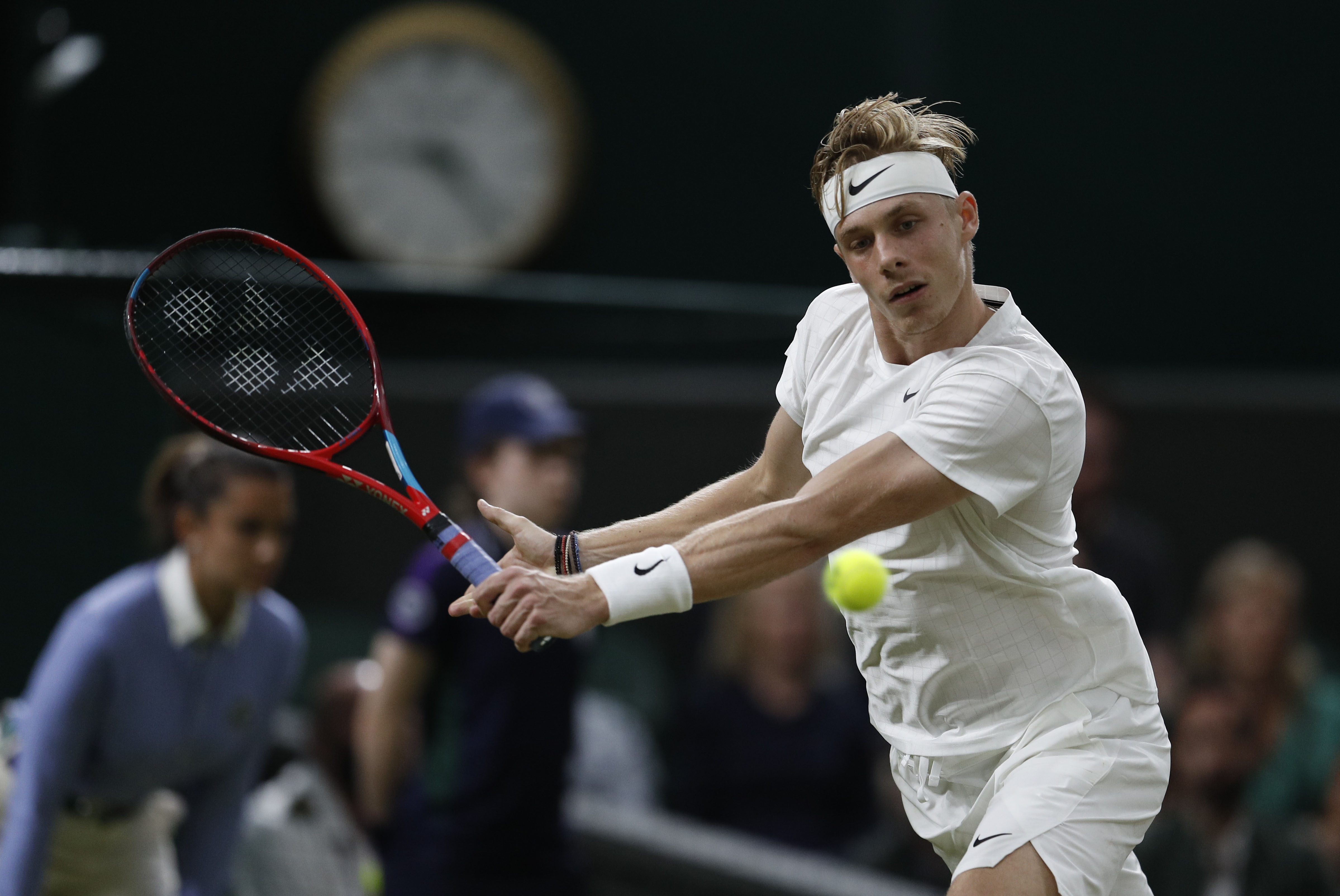 Shapovalov ends Murray's run at Wimbledon | Reuters