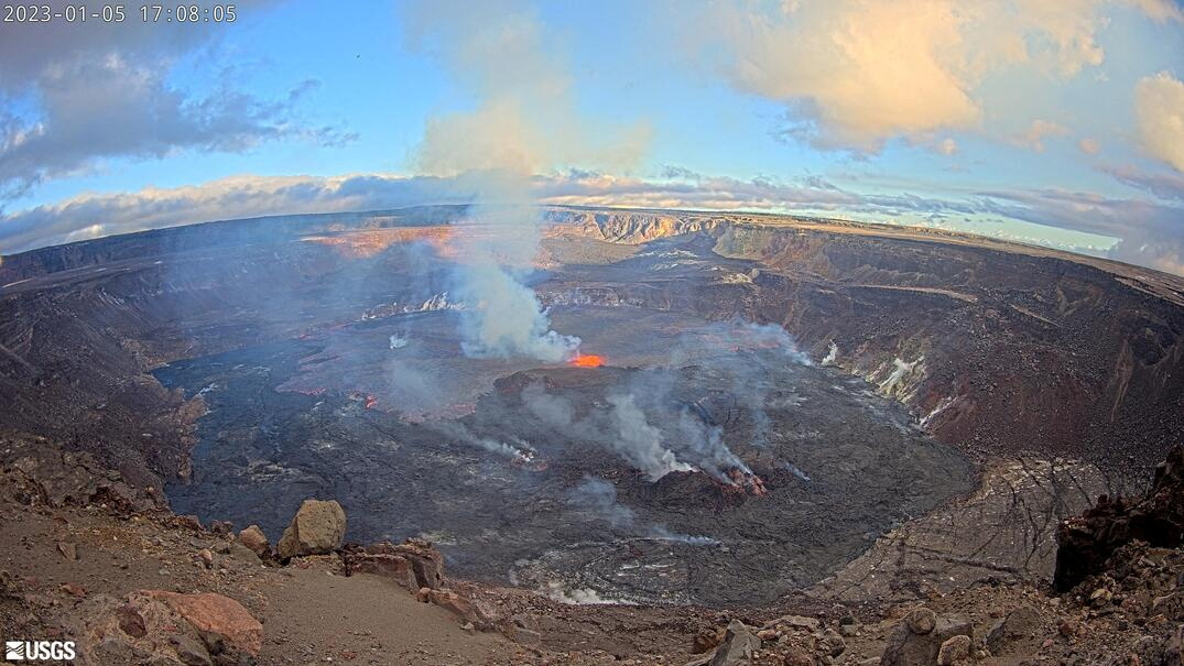 Hawaii's Kilauea volcano eruption resumes, alert level raised -USGS ...