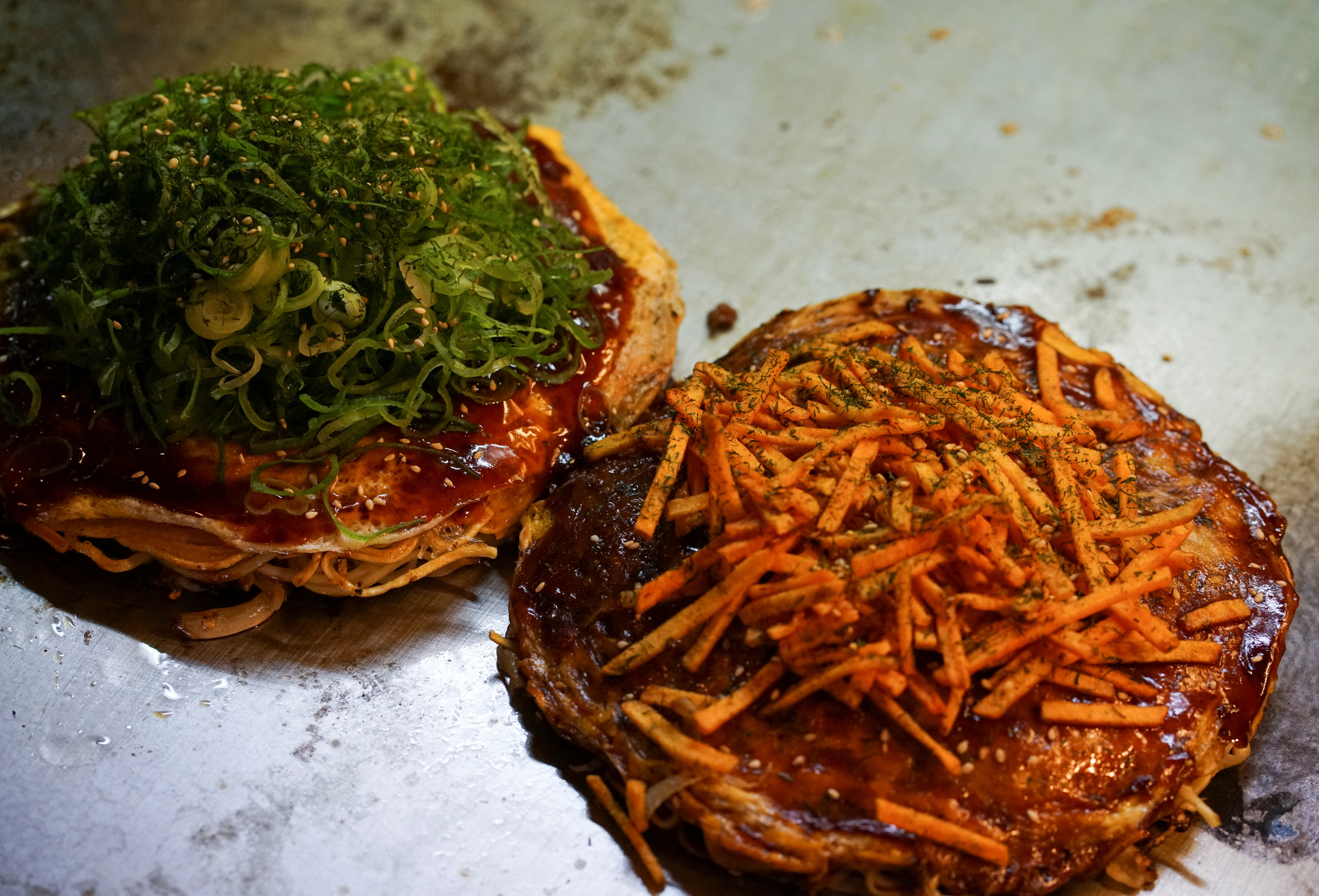 Okonomiyaki visto alla catena di specialità okonomiyaki Shinchikurin a Hiroshima, in Giappone