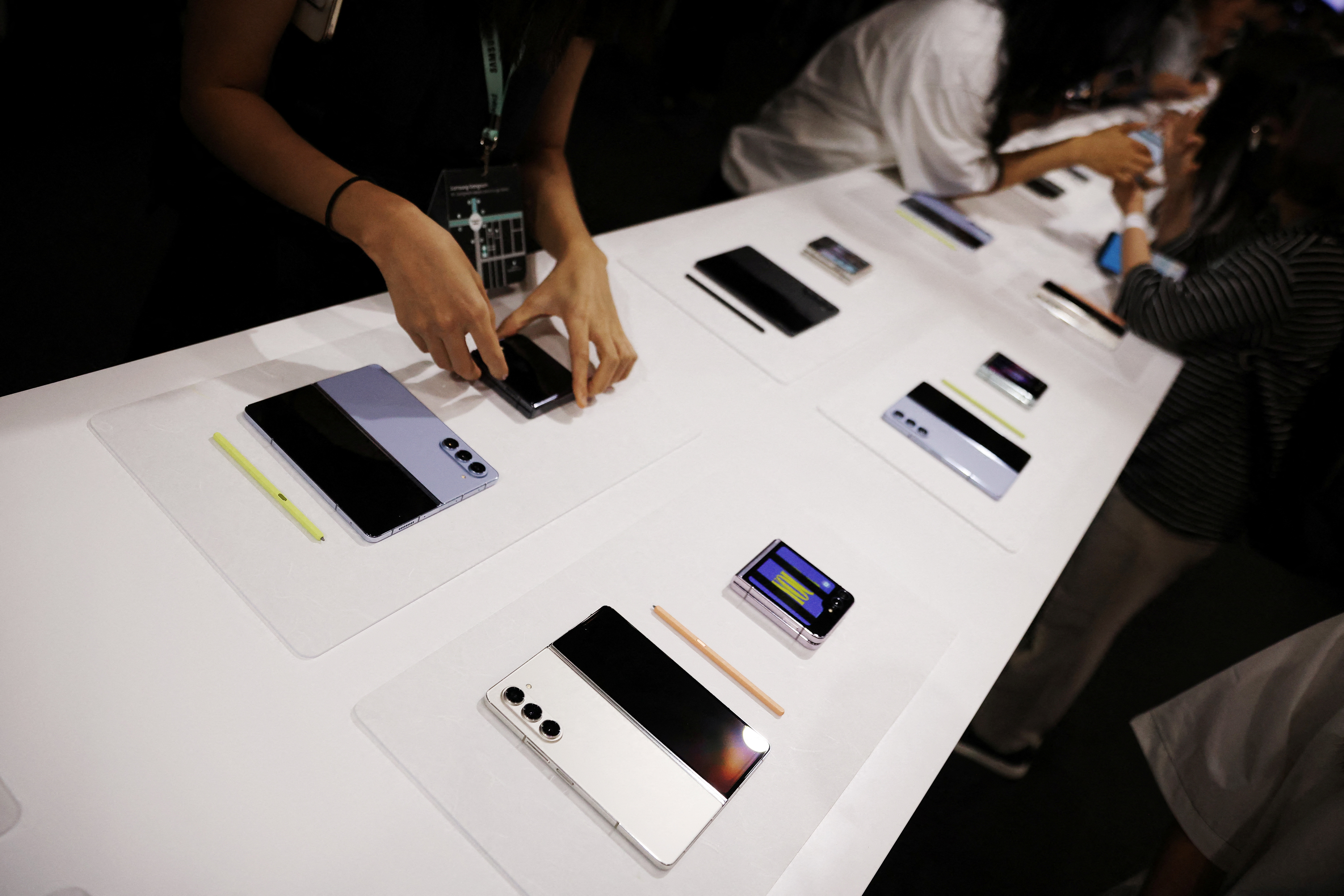 Z Fold 3: Samsung aims to take folding phones mainstream - BBC News