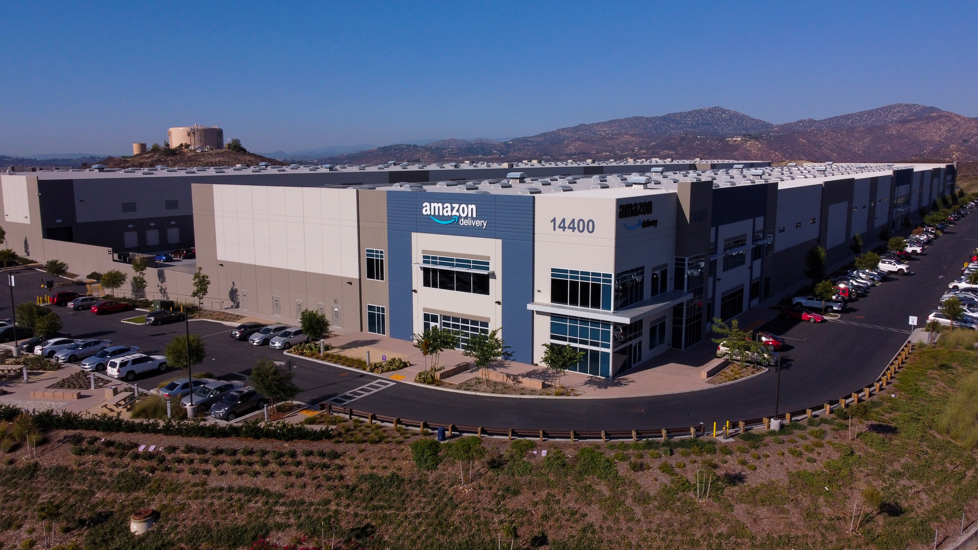 Amazon's warehouse facility DSD8 is seen in Poway, California, U.S., September 30, 2021. Picture taken September 30, 2021. Picture taken with a drone. REUTERS/Mike Blake/File Photo