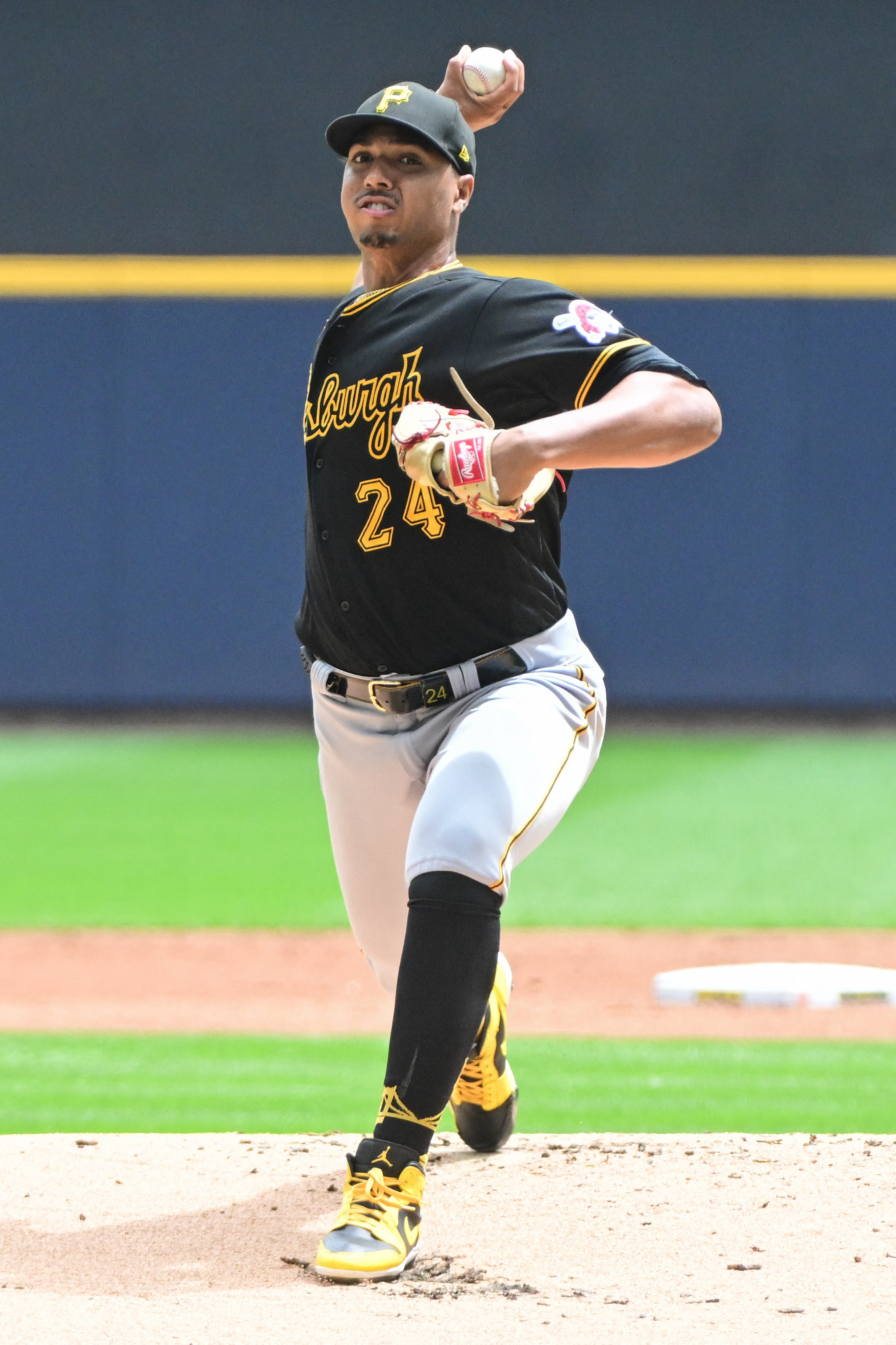 Pirates RHP Johan Oviedo dominates Brewers