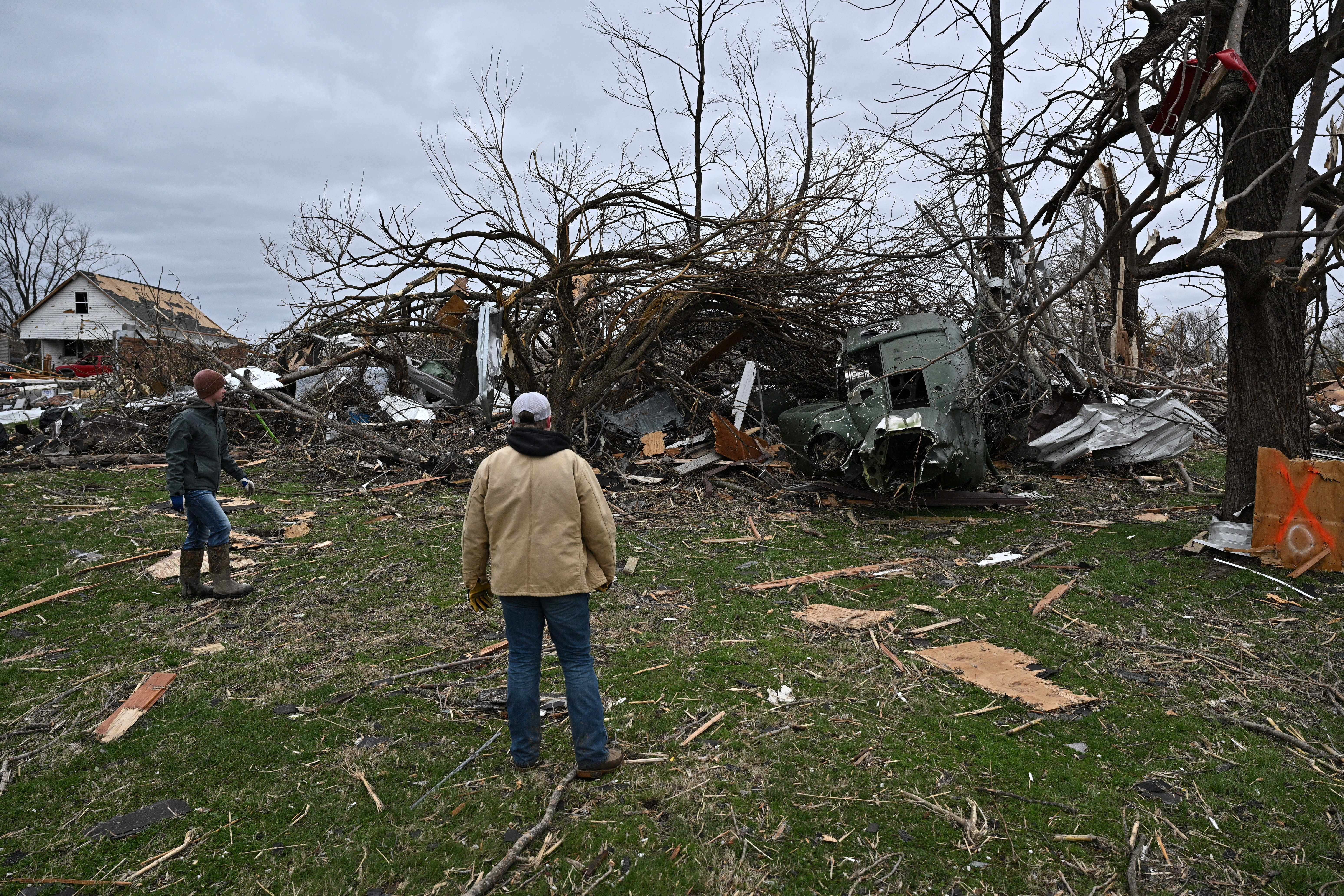 Tornado hits Indiana’s Sullivan County