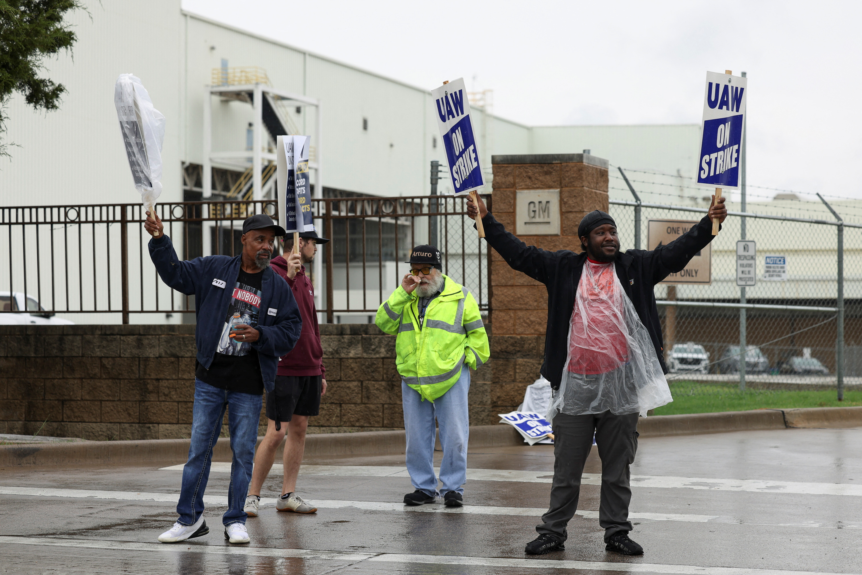 GM to include battery factory workers in UAW contract, strike expansion  pauses - Hindustan Times