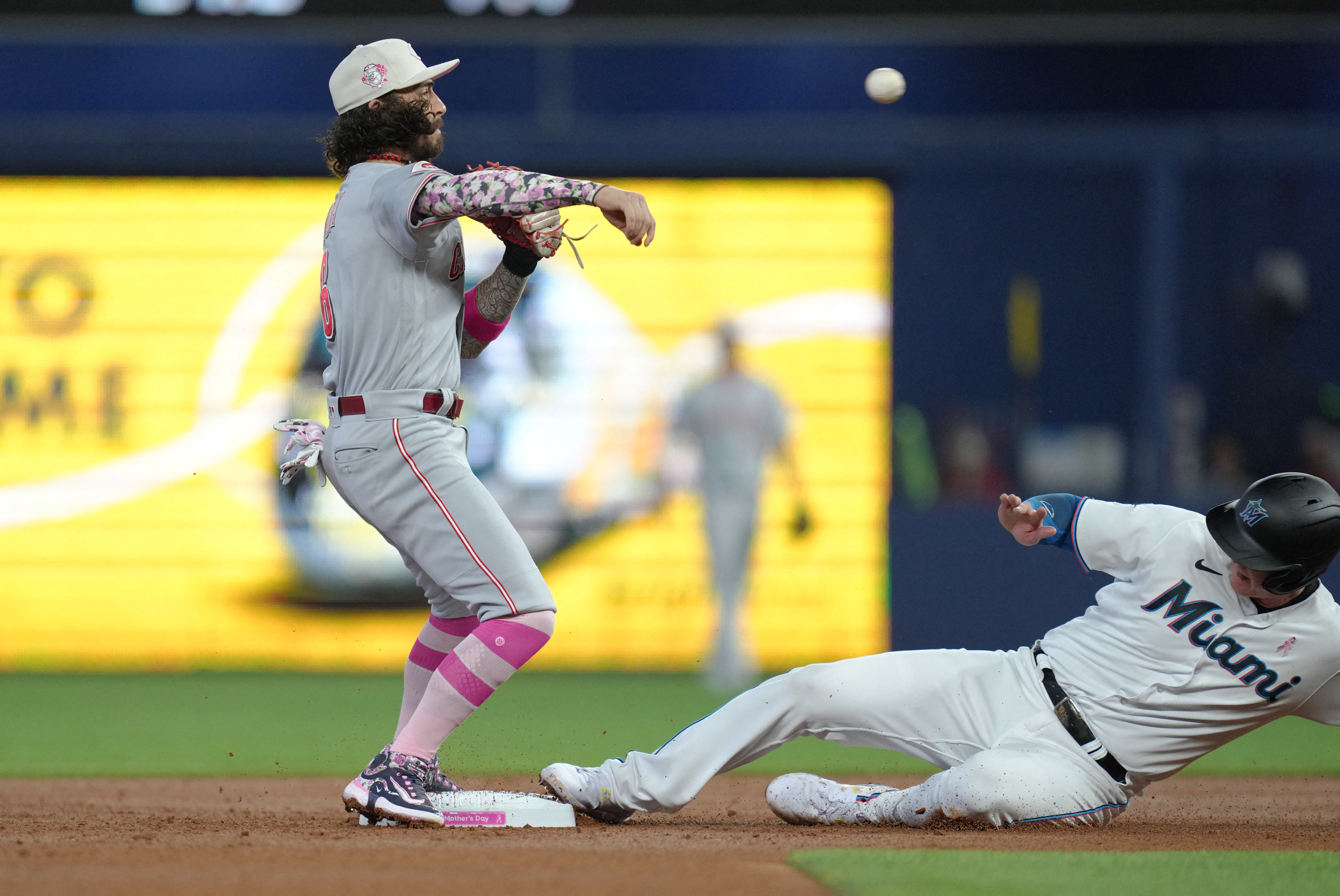 Garrett Cooper helps Marlins subdue Reds