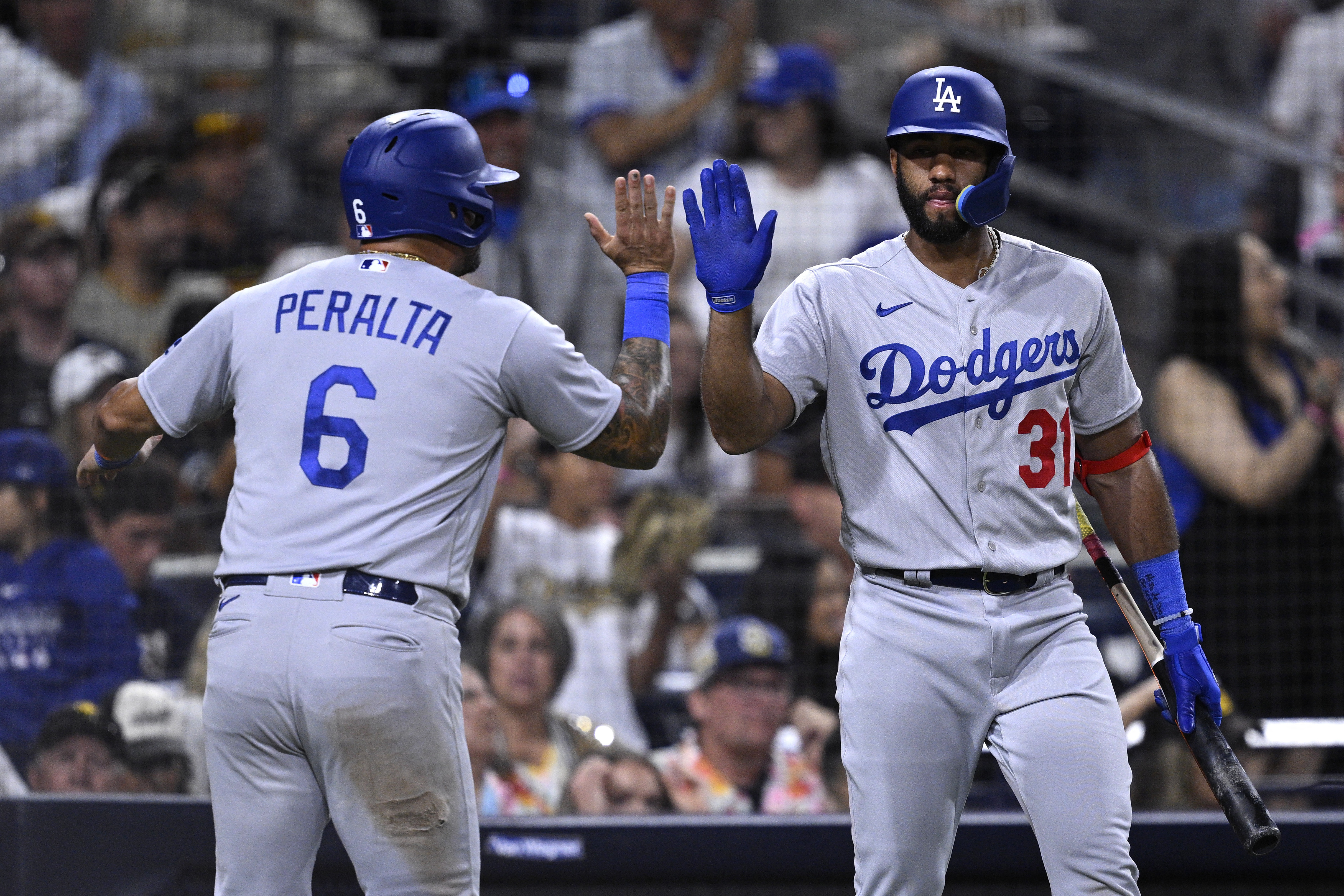 Padres' bullpen melts down in loss to Dodgers