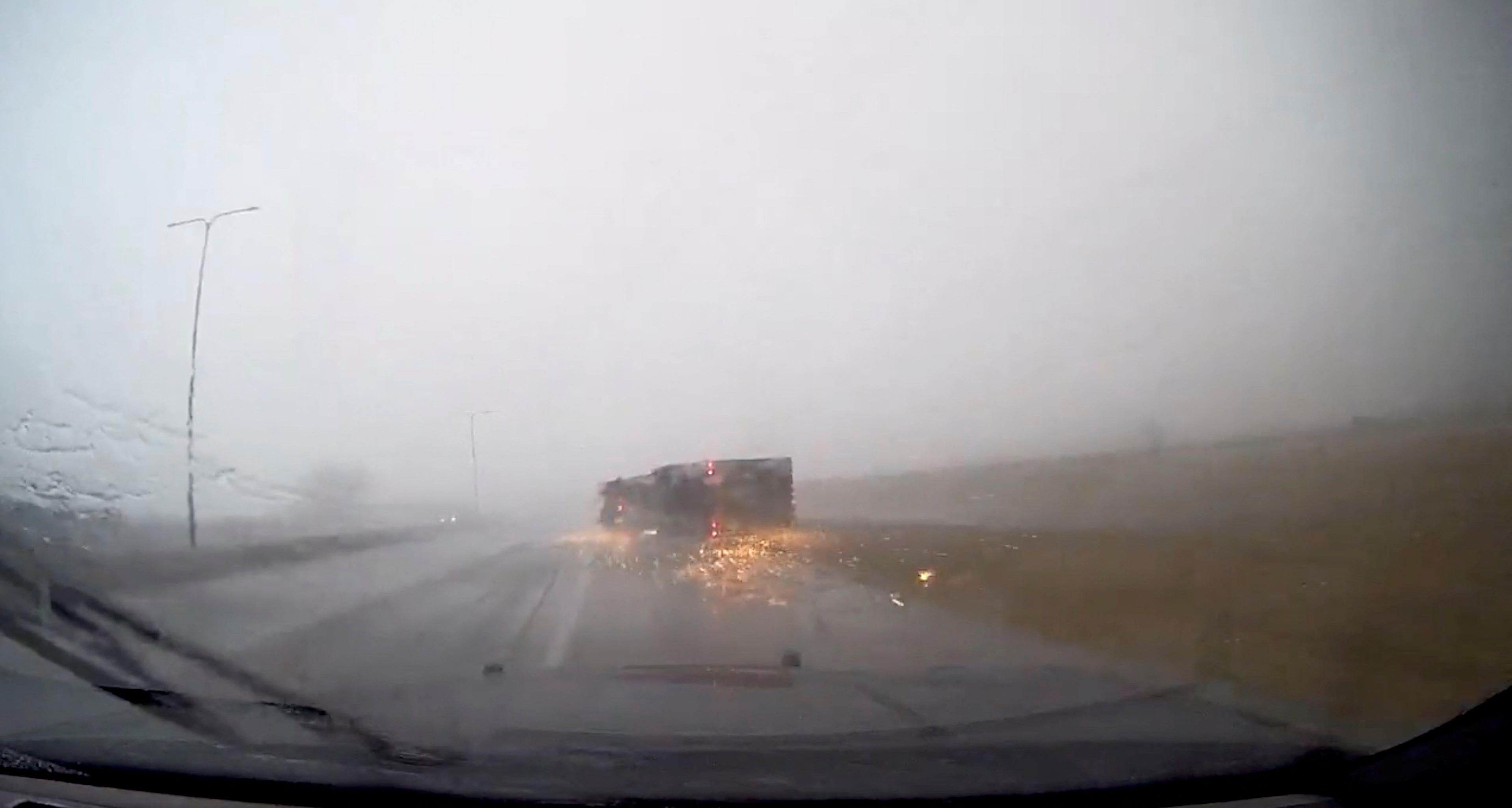 High winds topple moving truck in Lincoln