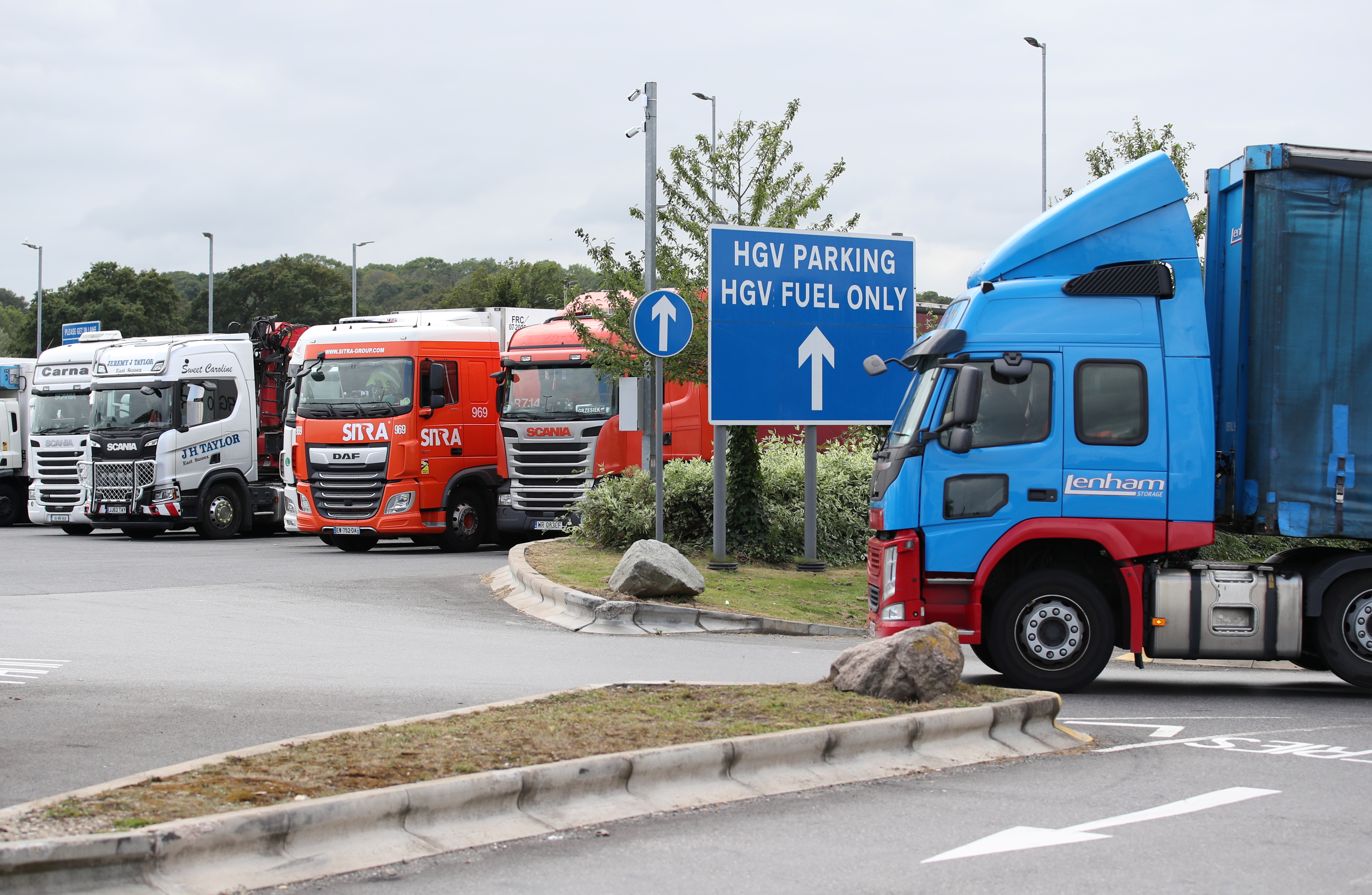Se ven camiones en un estacionamiento de vehículos pesados, en los servicios de Cobham en la autopista M25, Cobham, Gran Bretaña, 31 de agosto de 2021. Fotografía tomada el 31 de agosto de 2021. REUTERS / Peter Cziborra