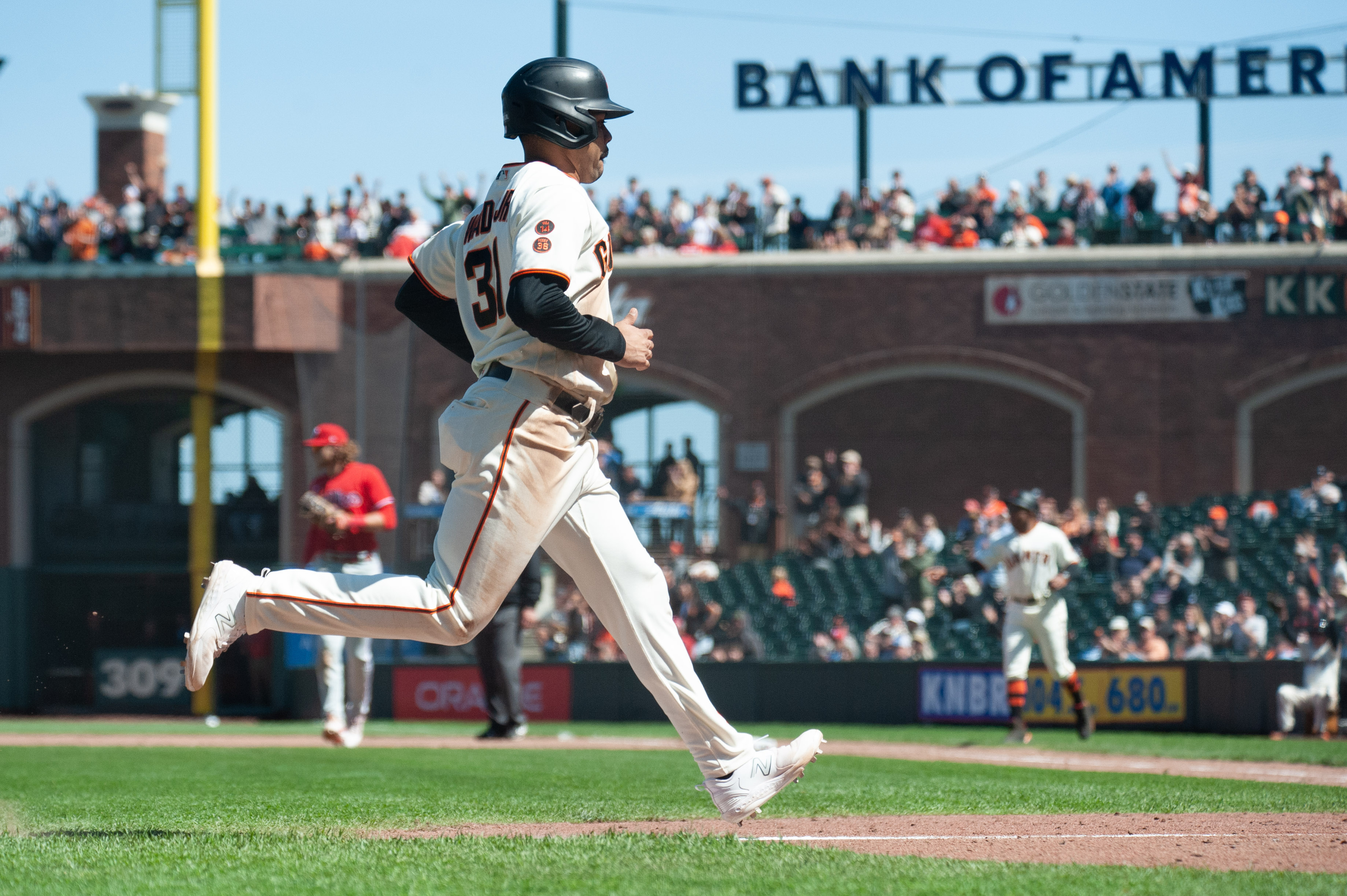Giants edge Phillies 7-4 to complete series sweep