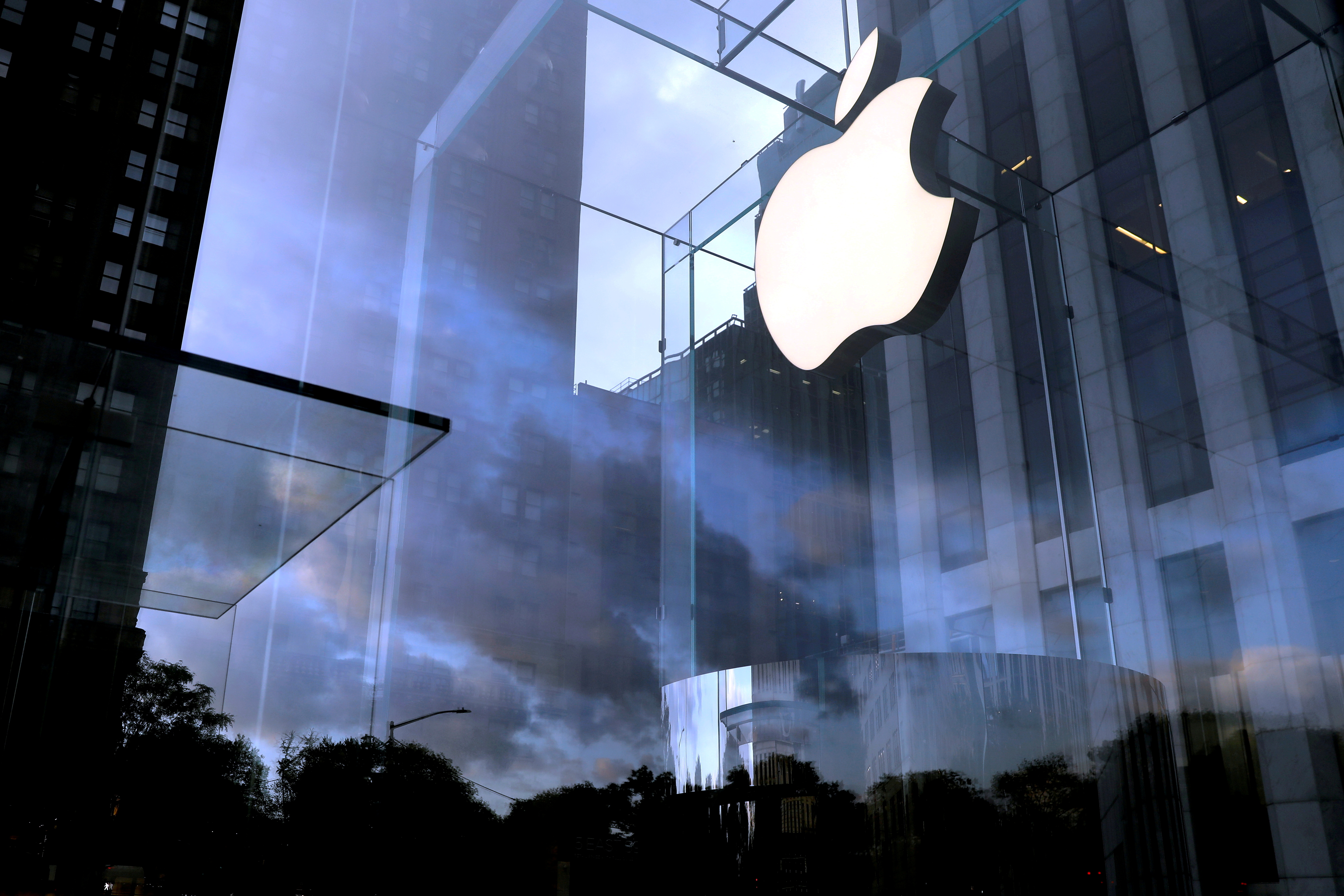 2019년 10월 16일 미국 뉴욕 맨해튼 5번가에 있는 Apple Store 입구에 Apple Inc. 로고가 걸려 있습니다. REUTERS/Mike Segar