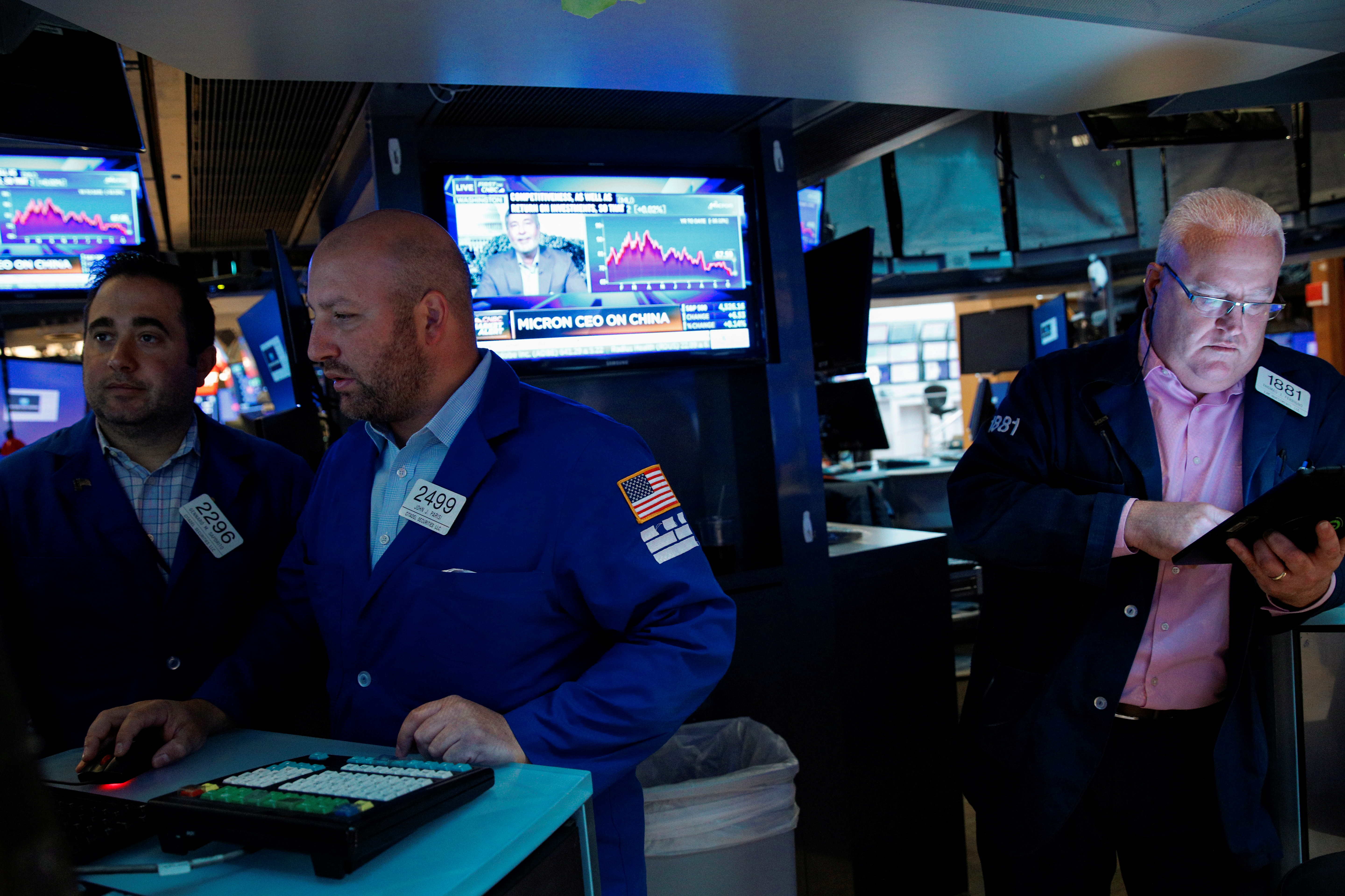 Traders work on the floor of the New York Stock Exchange (NYSE) in New York City, U.S., October 20, 2021.  REUTERS/Brendan McDermid