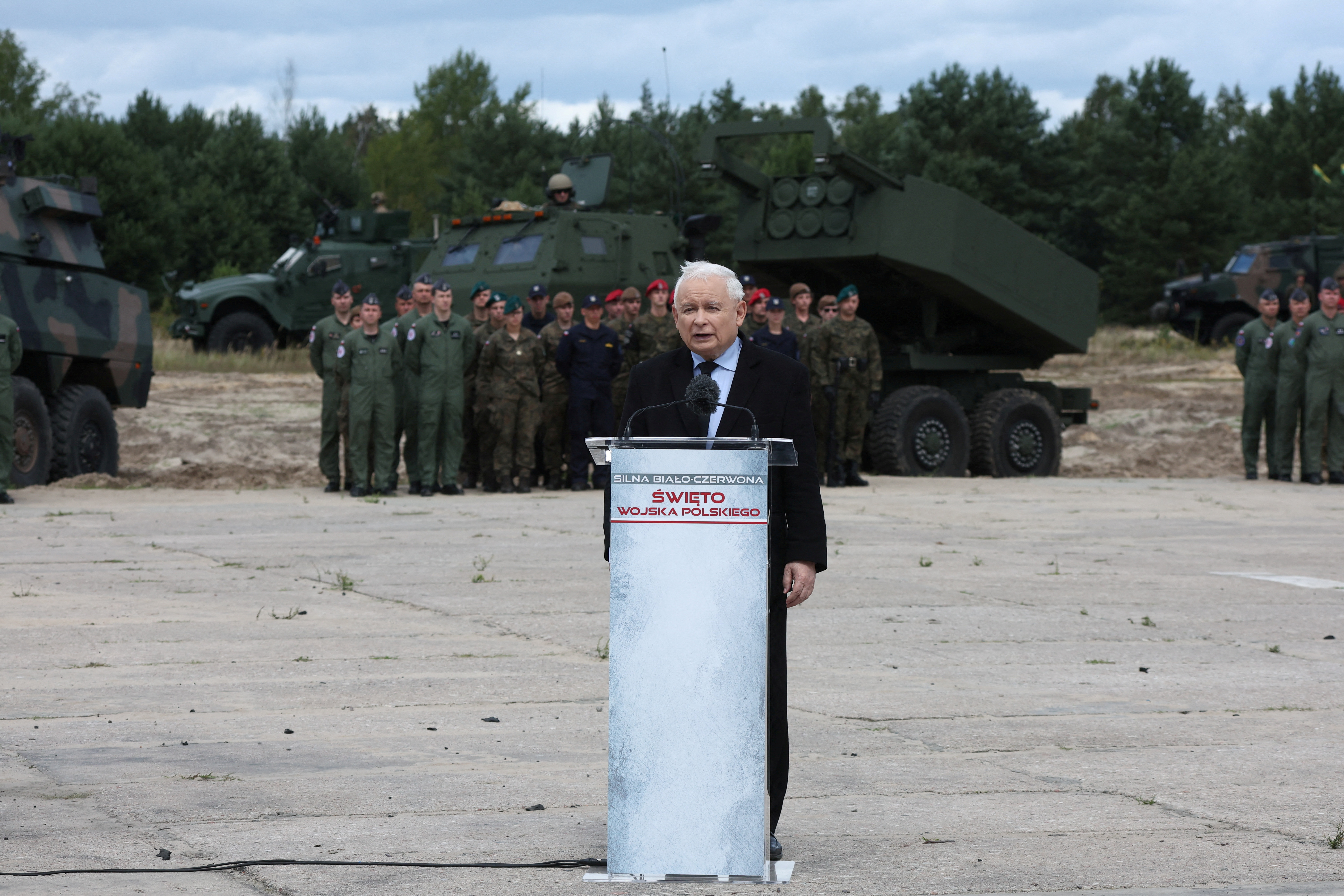 Konferencja prasowa na tydzień przed defiladą z okazji Święta Armii Krajowej w bazie wojskowej Weszola w Warszawie