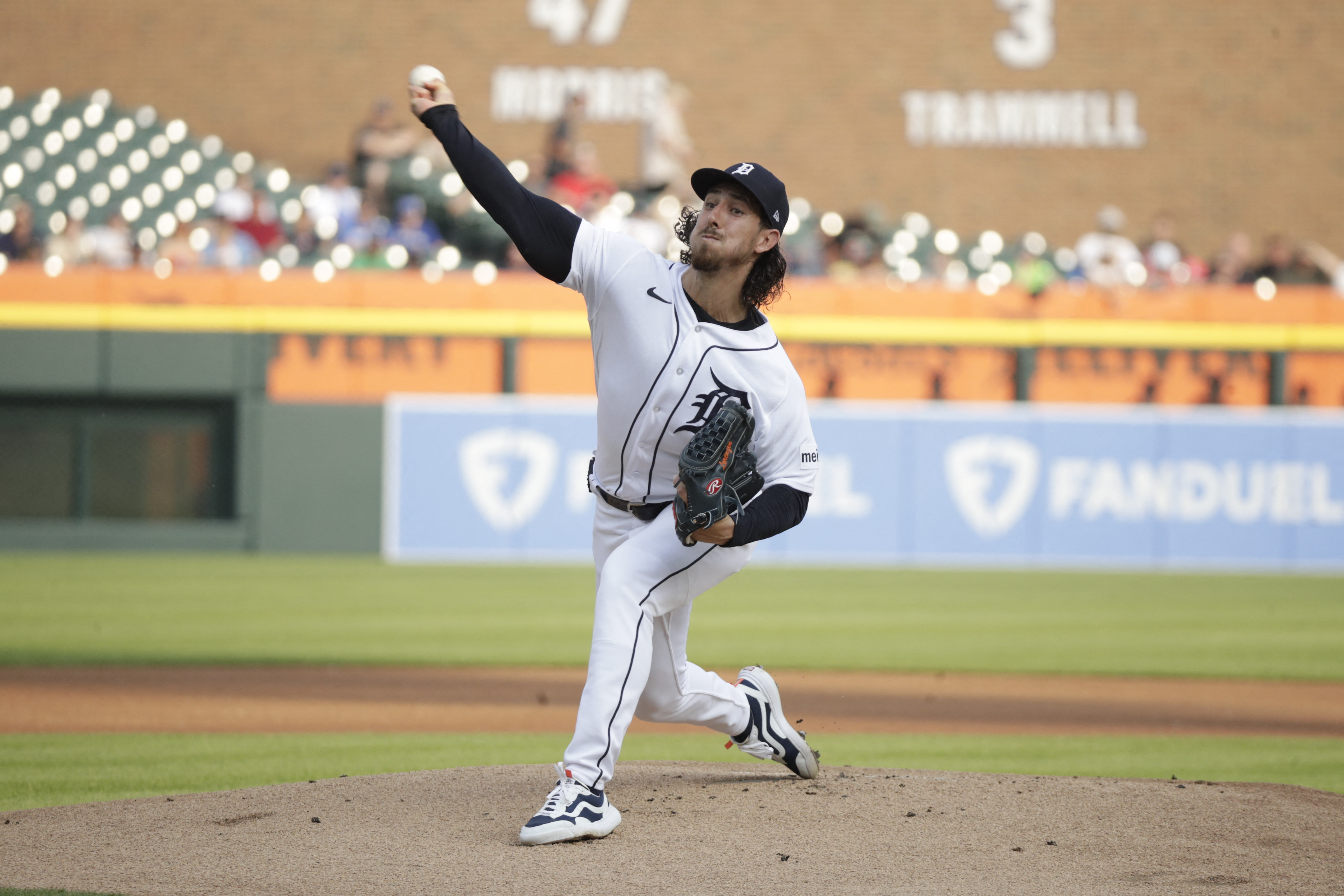 Trammell fills in as Tigers' first-base coach