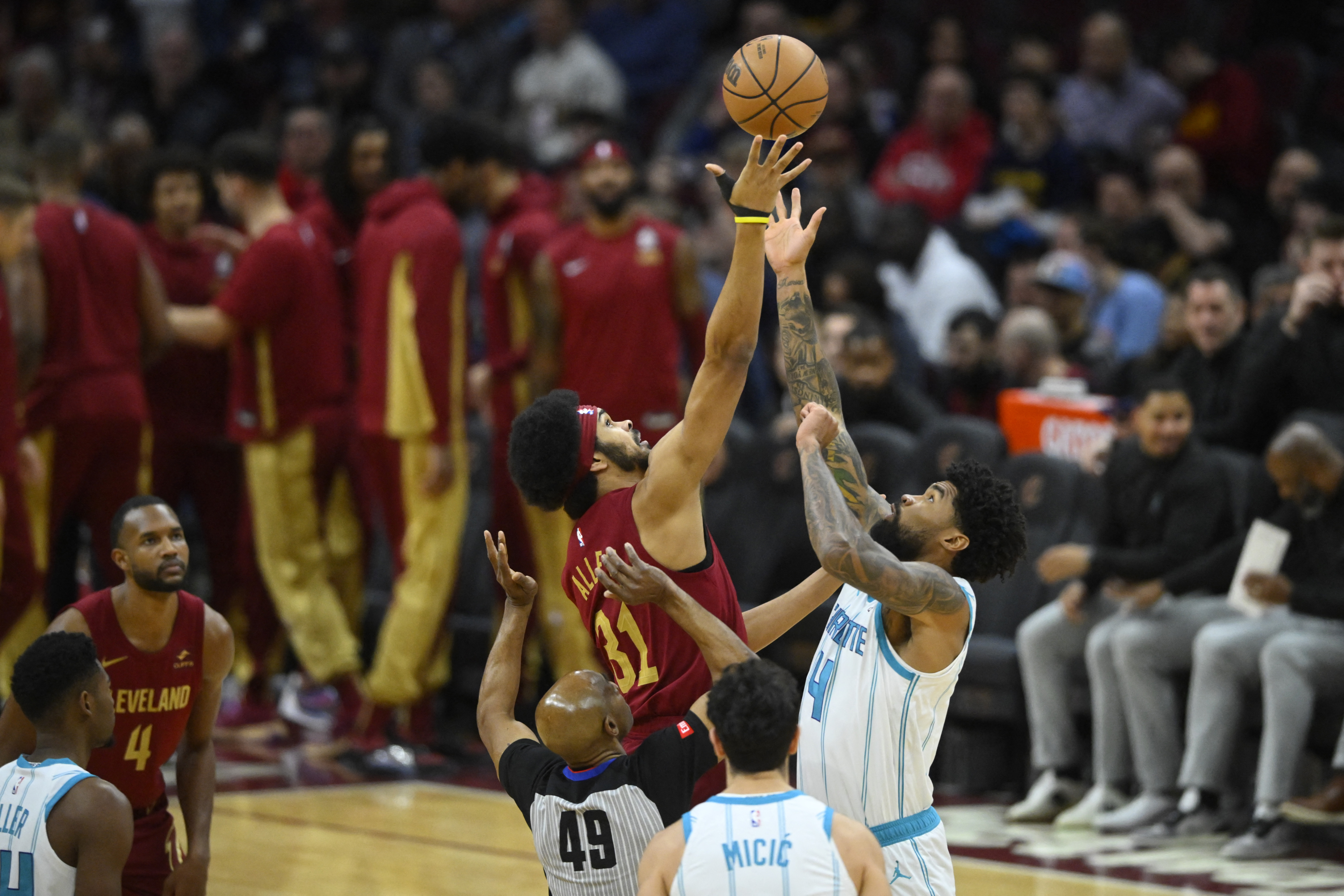 Cavs snap skip with easy victory over Hornets | Reuters