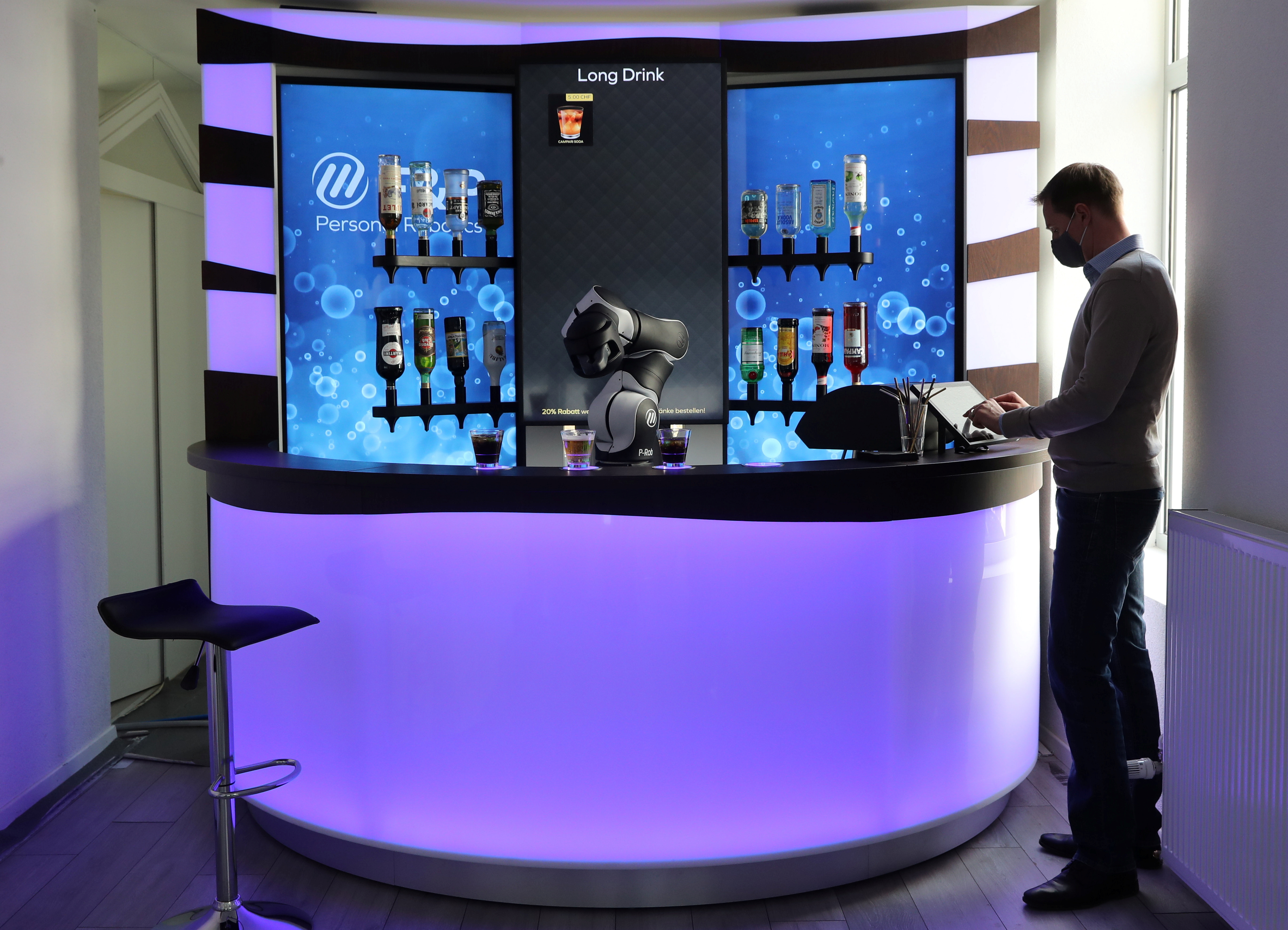 Cheers! Robot Bartender Mixes Drinks, Senses When You Need a Double Shot, Innovation