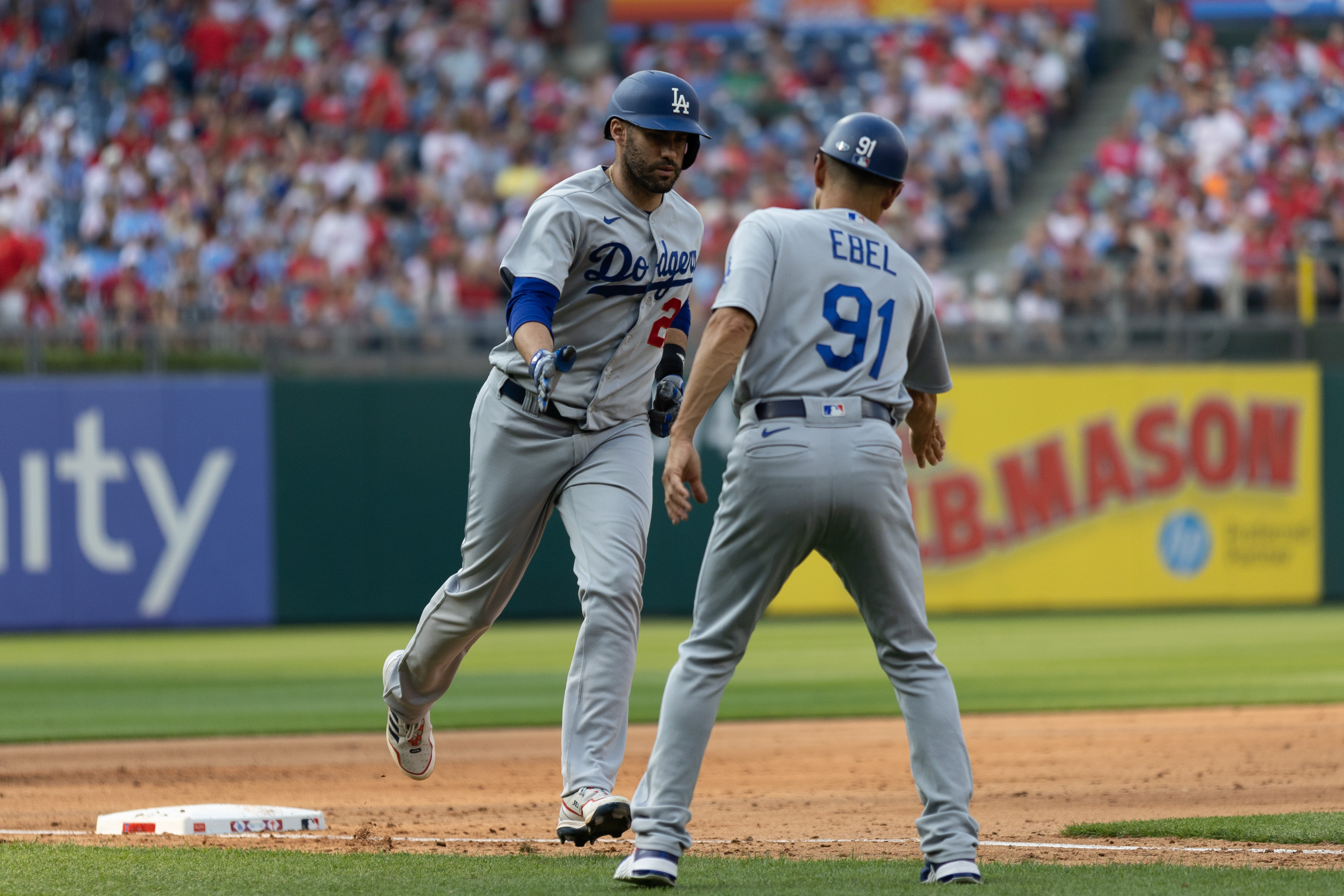 J.D. Martinez homers as Dodgers pound Phillies