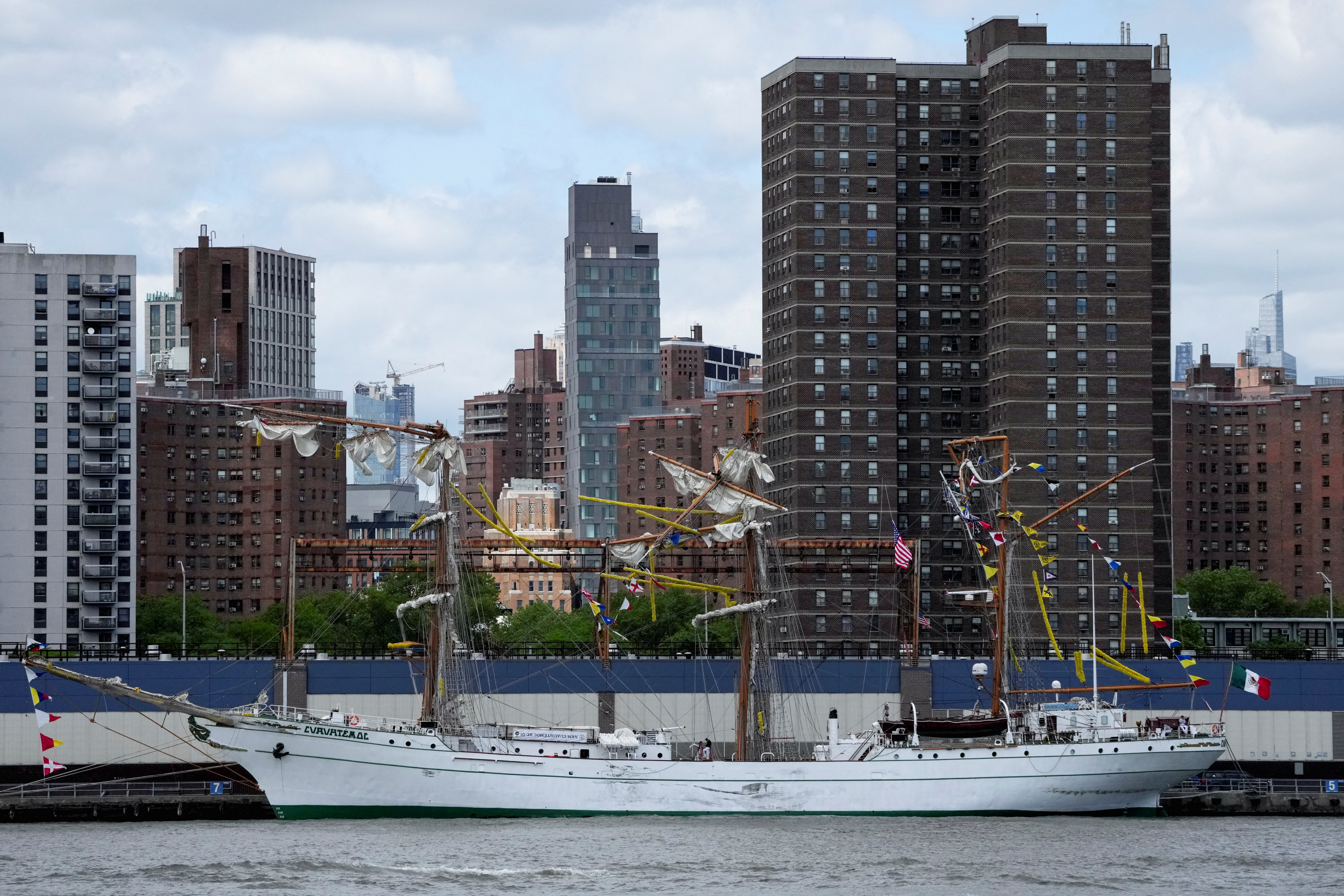 Photos show damage to Mexican Navy ship after Brooklyn Bridge