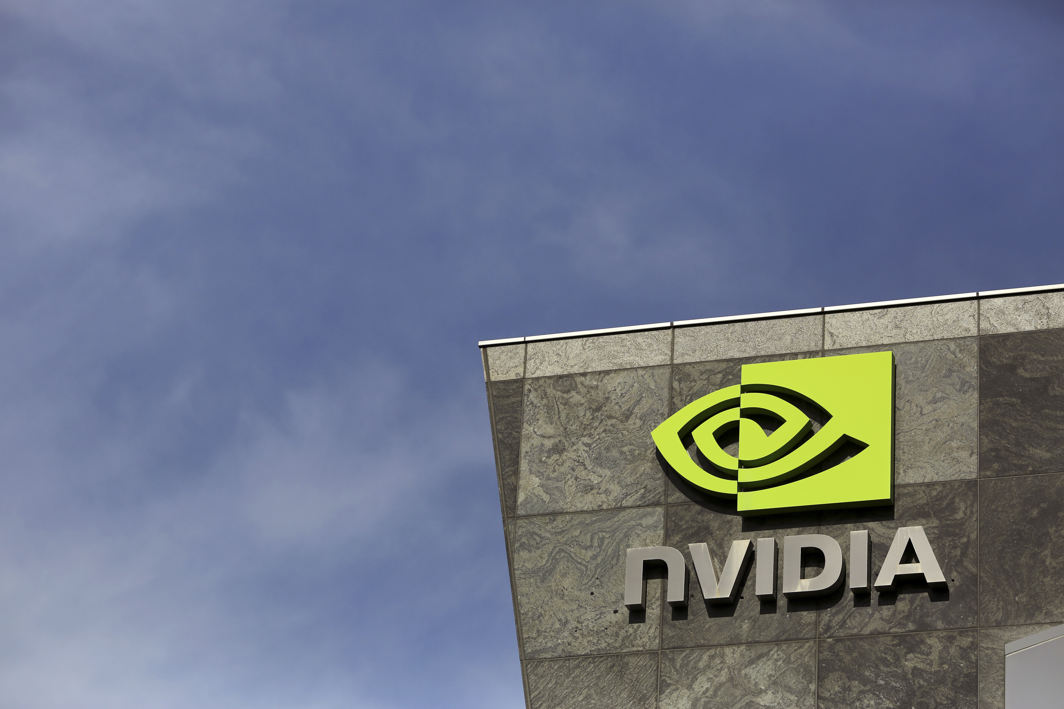 Le logo de la société technologique Nvidia est visible à son siège social à Santa Clara