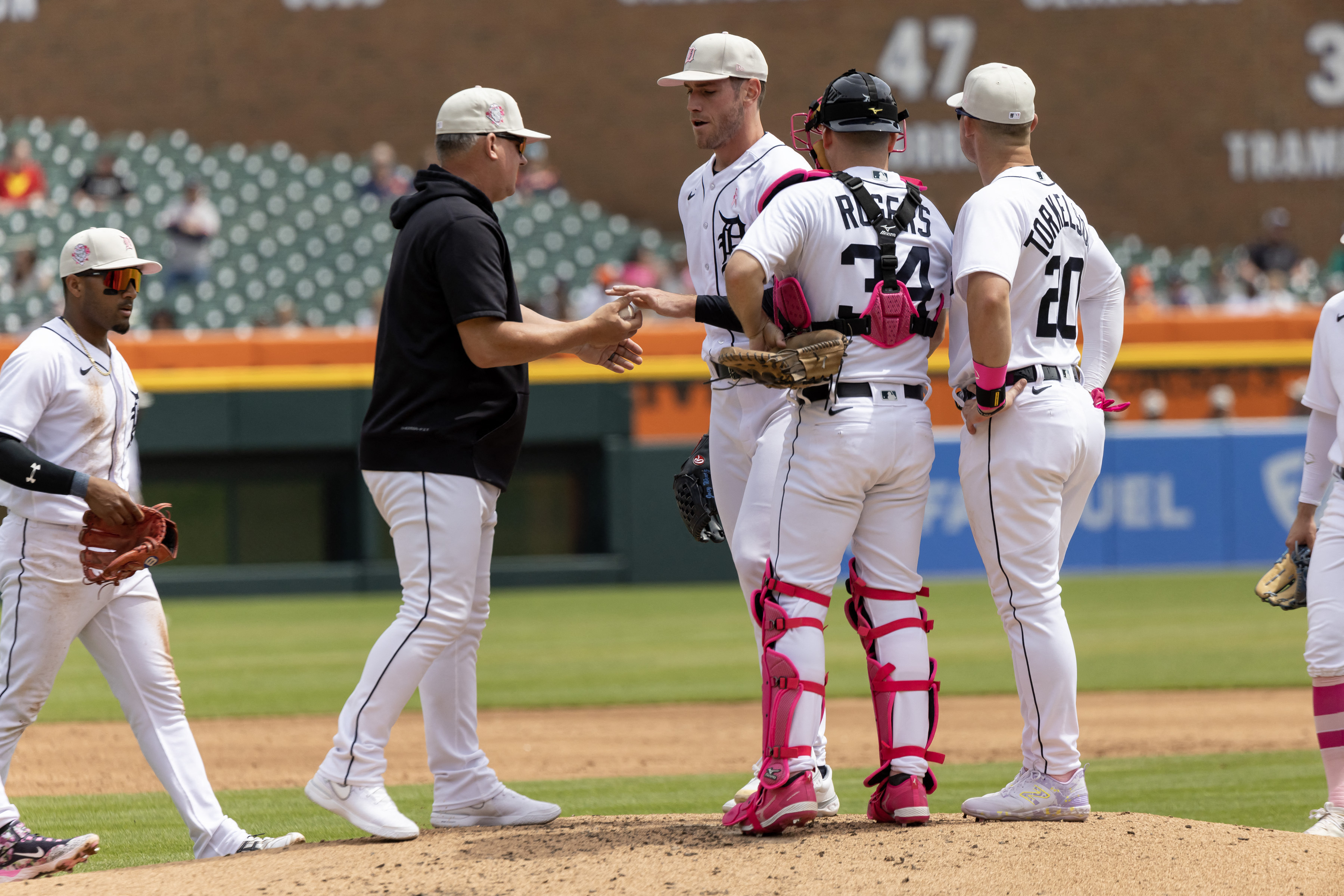 Javier Baez, Tigers come back to beat Mariners