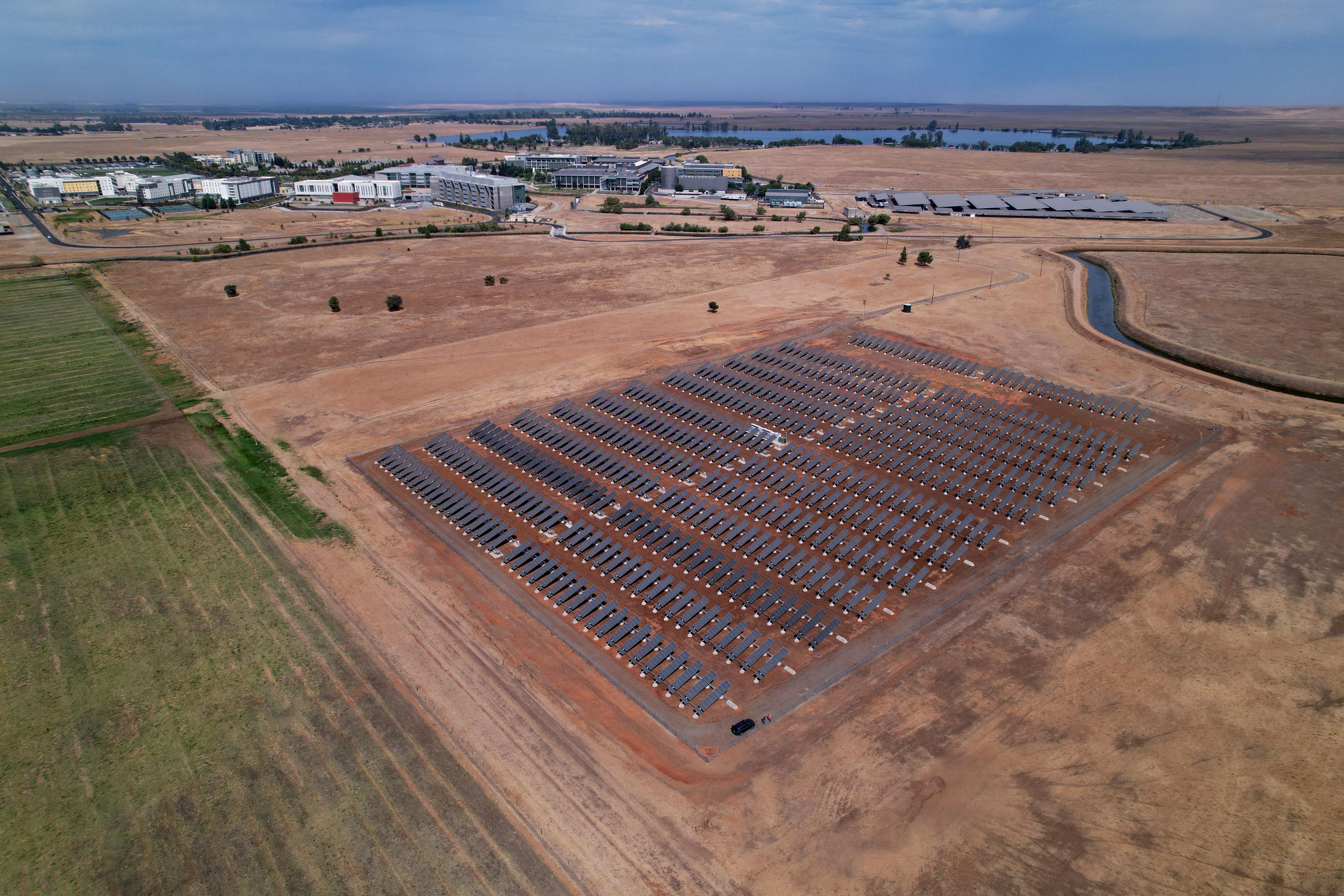 Clear Channel despliega marquesinas solares autosuficientes, Medios