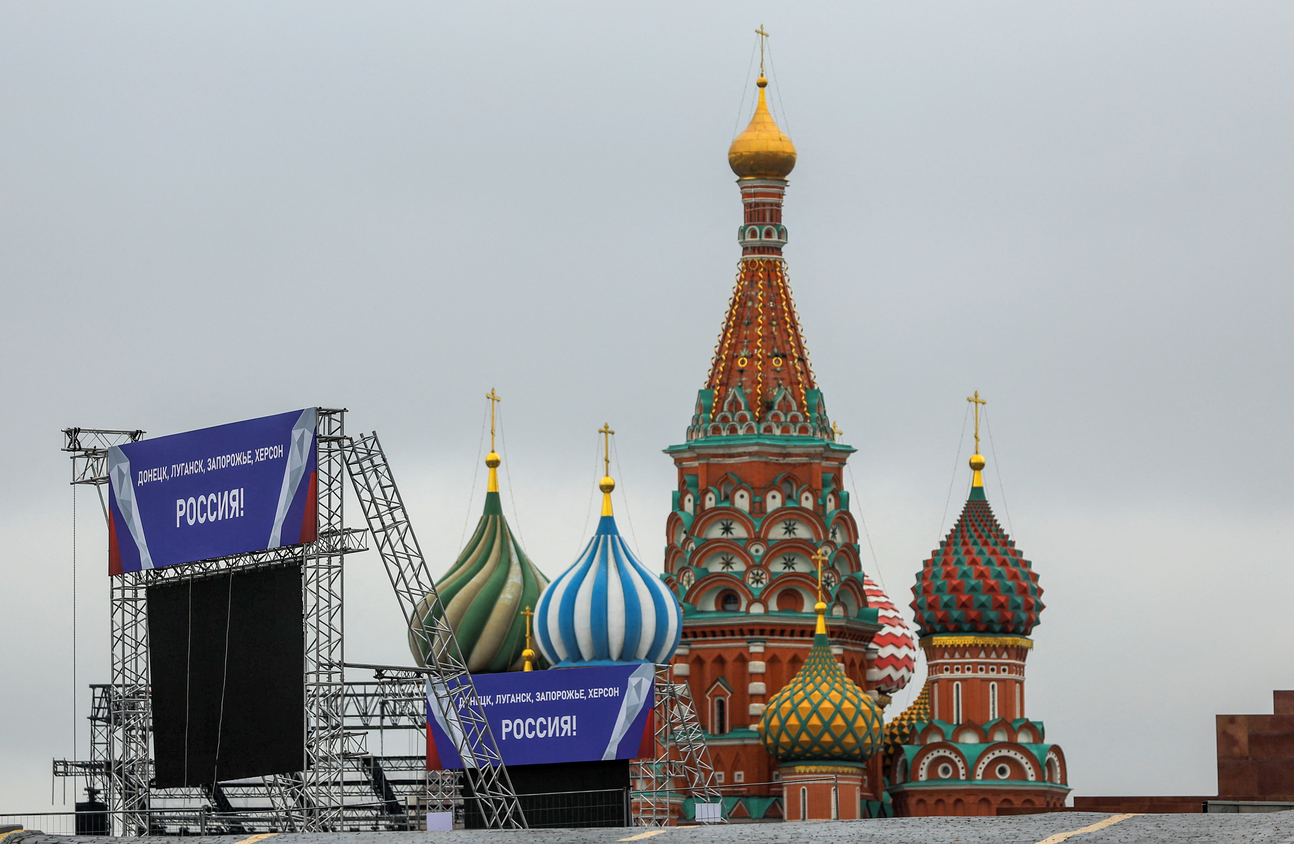 Một khung cảnh cho thấy các biểu ngữ và công trình xây dựng một sân khấu ở Quảng trường Đỏ ở Moscow