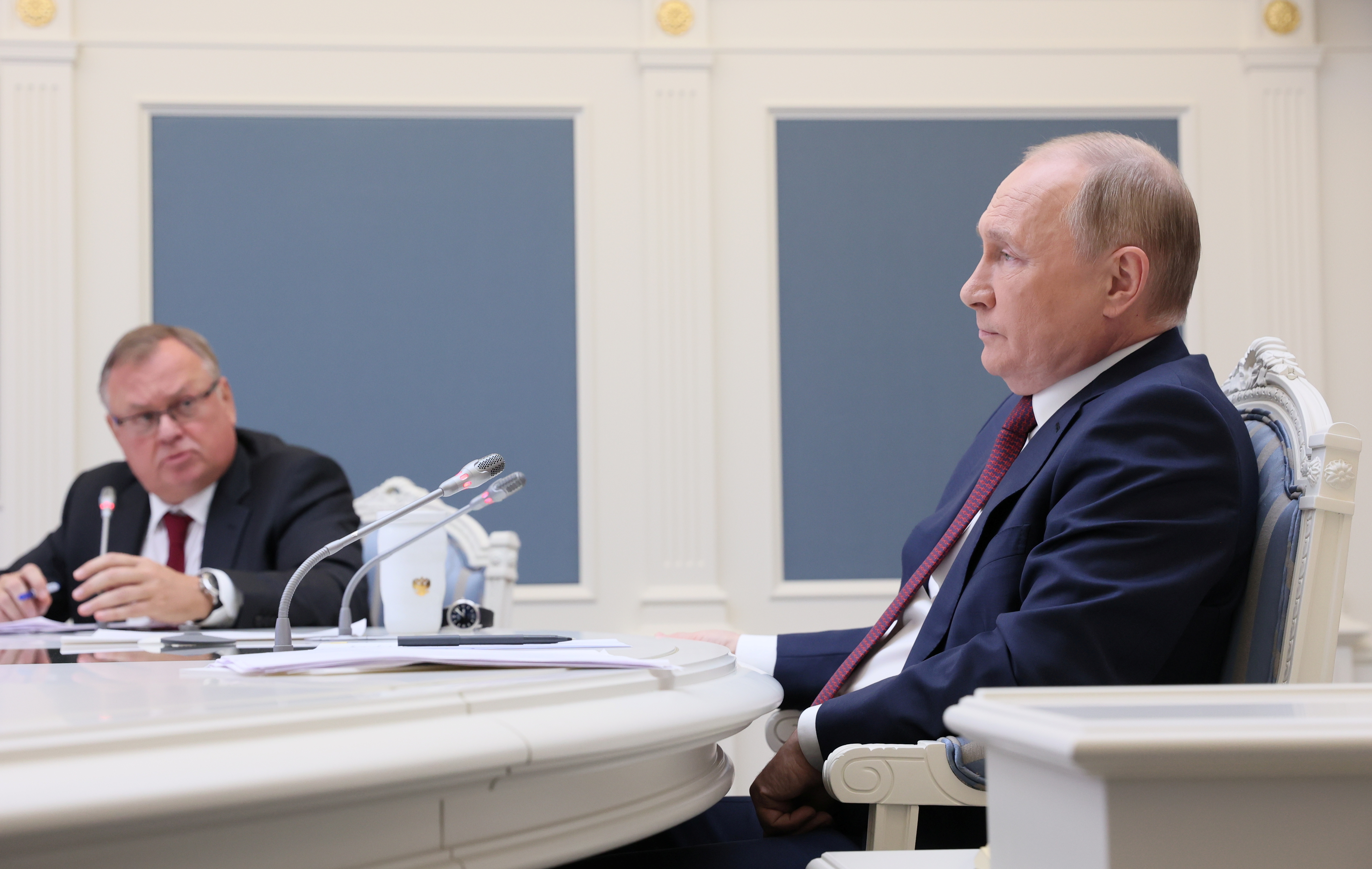 Rusijos prezidentas Vladimiras Putinas ir VTB banko generalinis direktorius Andrejus Kostinas dalyvauja VTB kapitalo investicijų forumo „Russia Calling!“ sesijoje. per konferencinį vaizdo skambutį Maskvoje, Rusijoje, 30 m. lapkričio 2021 d. Sputnik/Michailas Metzelis/Pool per REUTERS